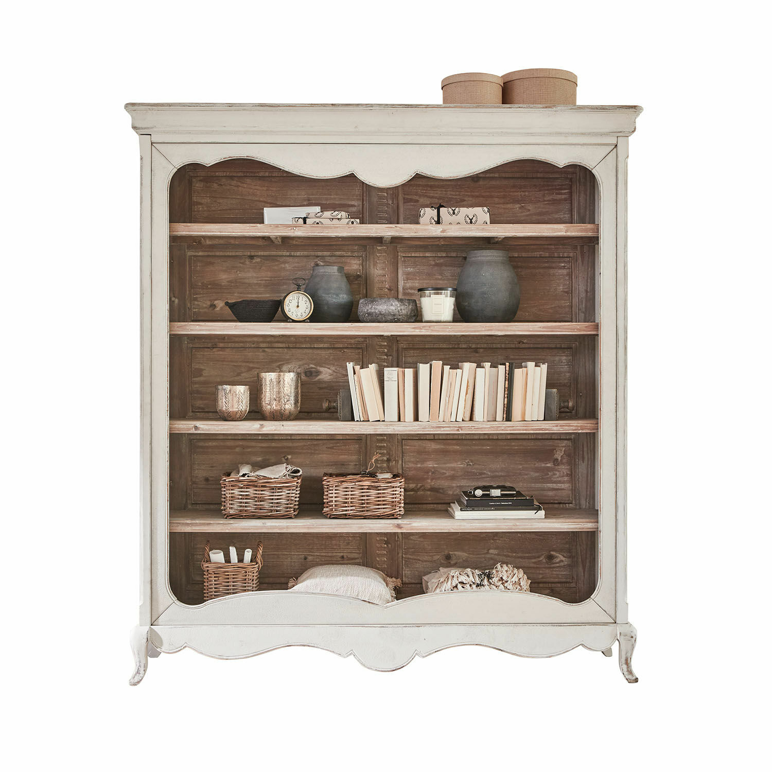 Scaffale Langworth Vetrina in legno bianco stile vintage con scaffali decorati con libri e oggetti per soggiorno