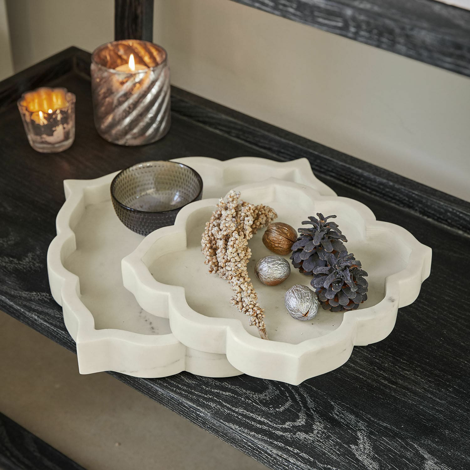 Coppia di ciotole Melisune Vassoi decorativi in marmo bianco a forma di fiore su tavolo in legno nero con decorazioni naturali