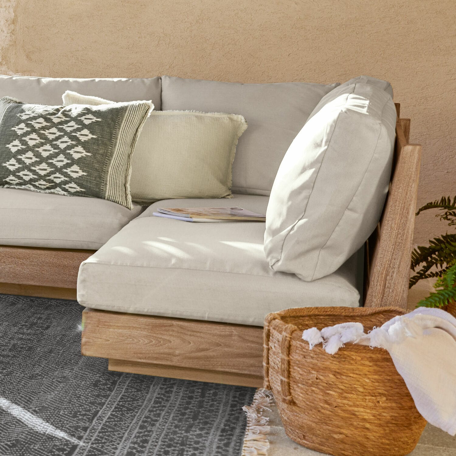 Elemento divano Courtelevant Divano ad angolo con rivestimento in tessuto grigio chiaro e struttura in legno, cuscino decorativo e cesta con tessuto