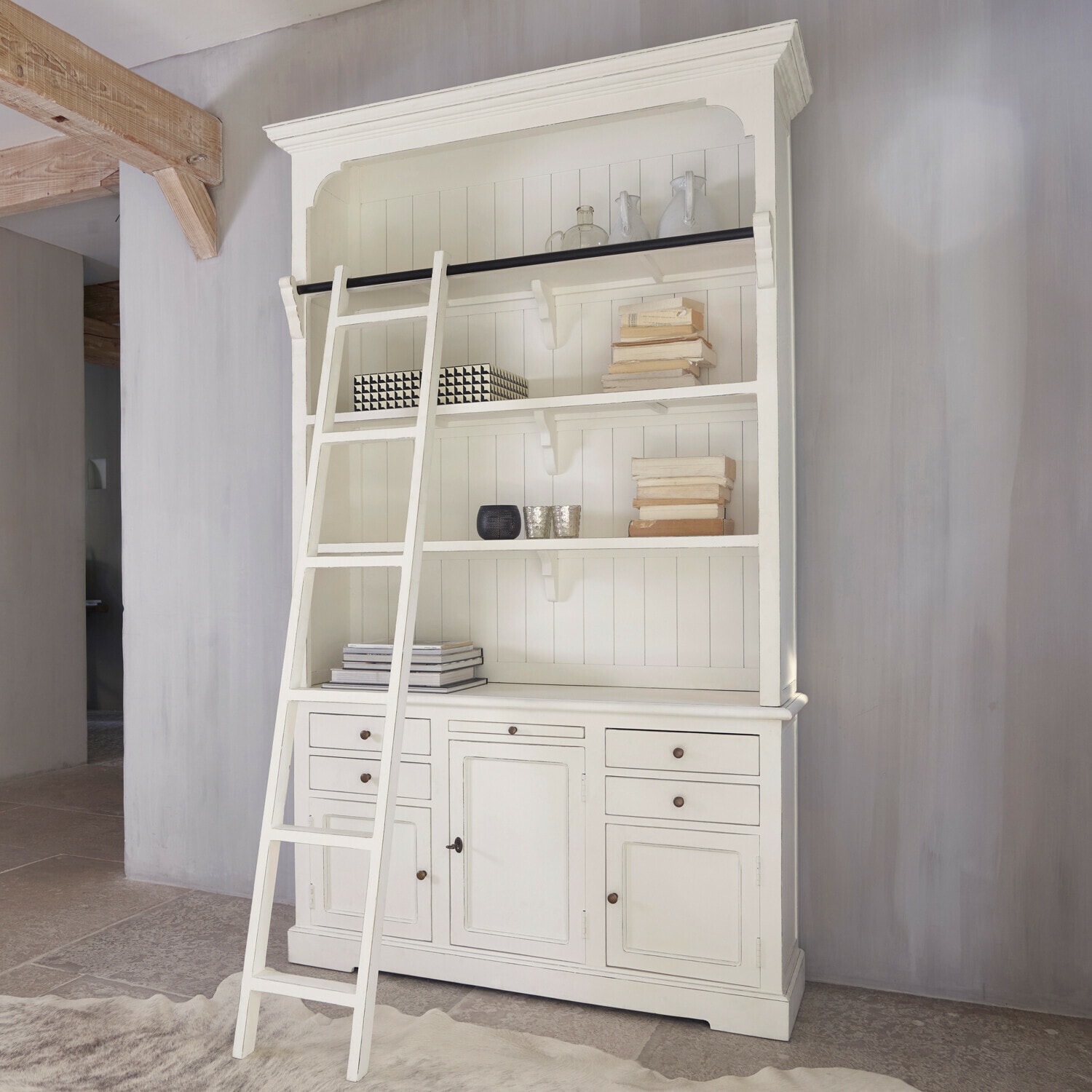 Credenza Monts Libreria bianca in legno con scala e ripiani, mobile elegante per soggiorno o studio