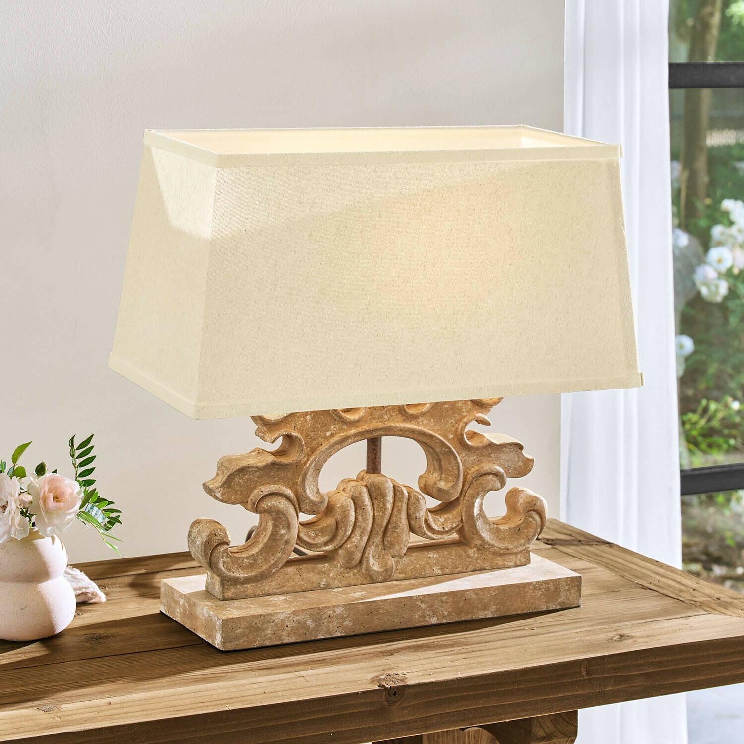 Lampada da tavolo Portenza Lampada da tavolo con paralume beige e base decorativa in pietra stile vintage