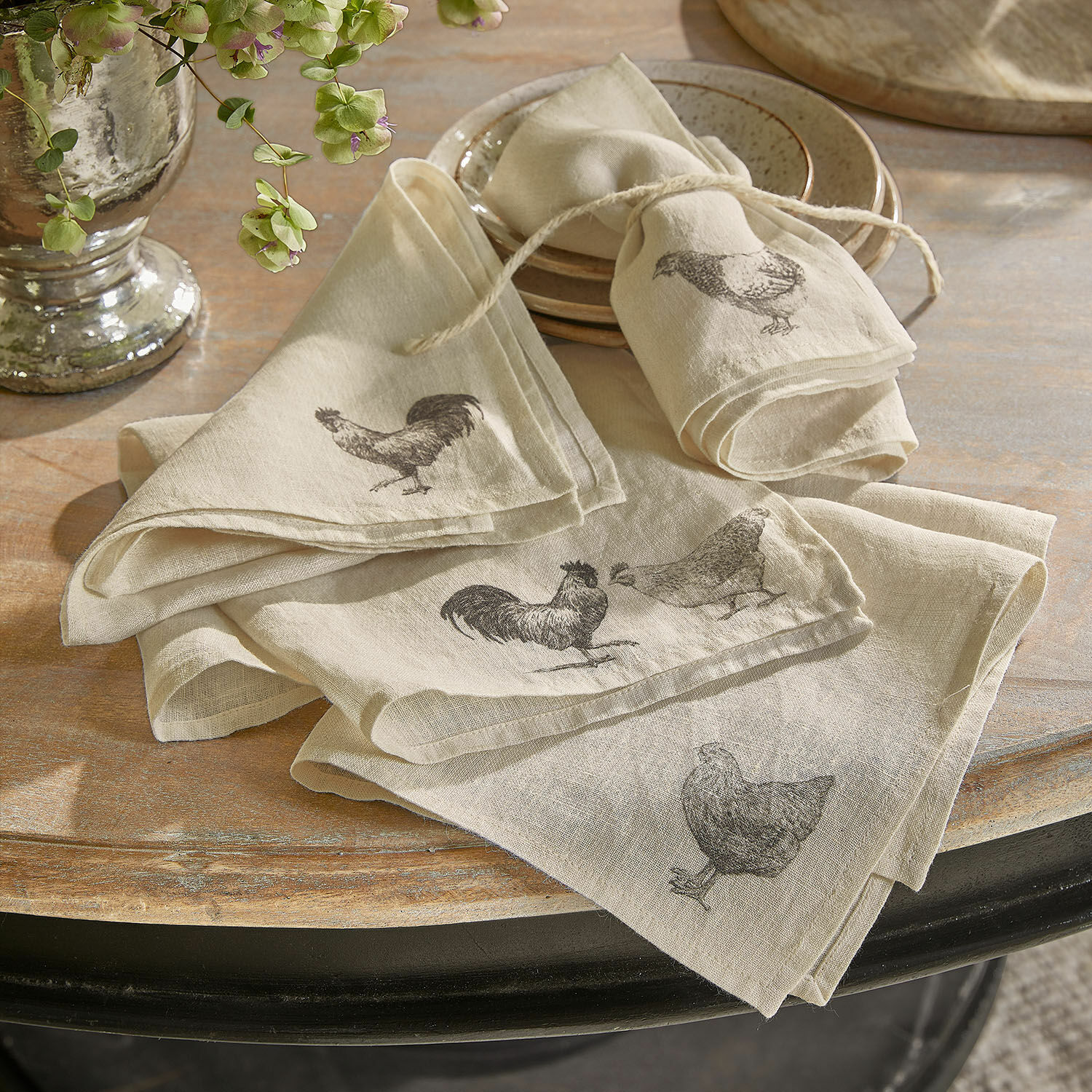 Set di 4 tovaglioli Walorine Tovaglioli in lino beige con stampa di galline e galli su tavolo rustico in legno