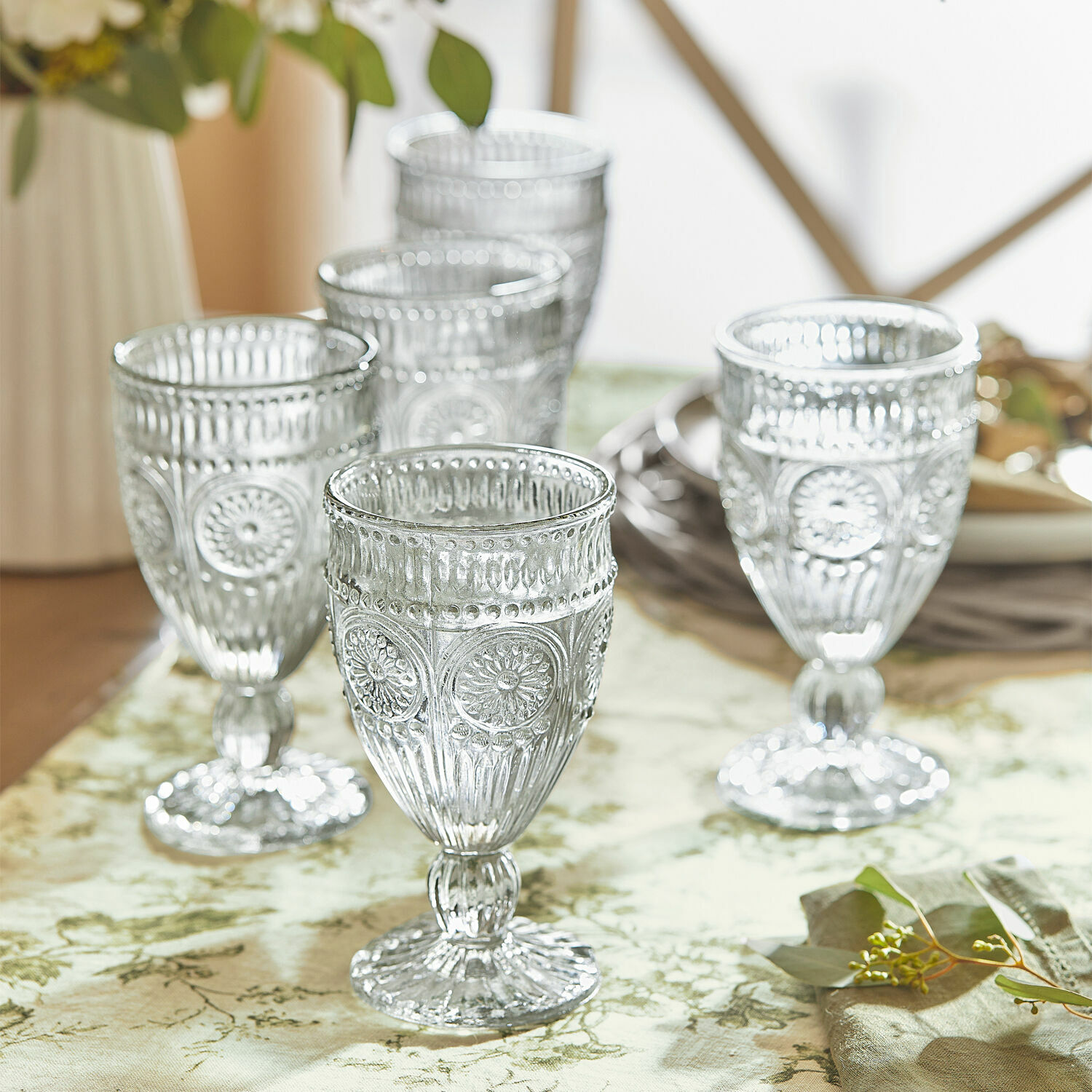 Set di 6 bicchieri Leatrice Set di cinque bicchieri trasparenti con motivo decorativo su tovaglia verde