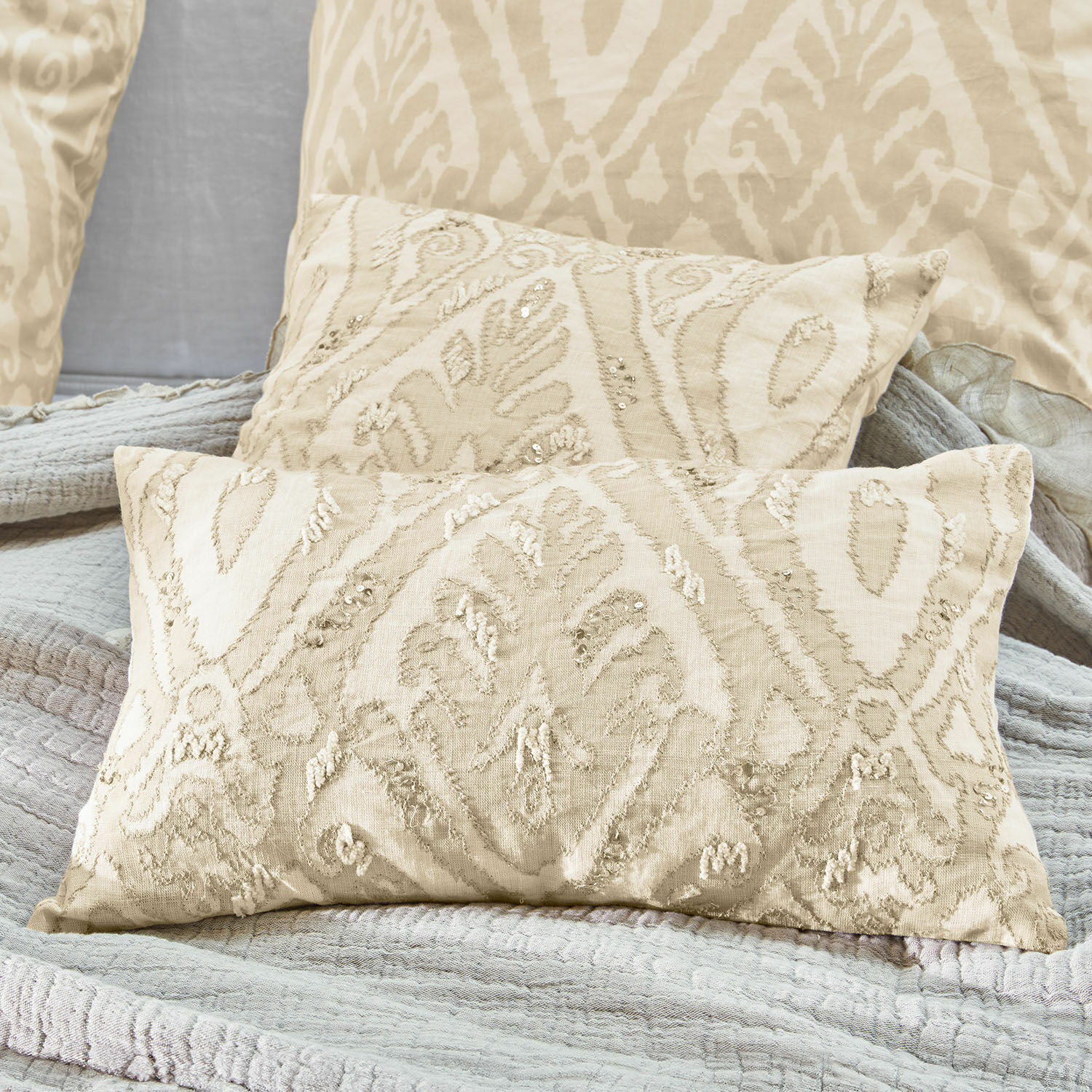 Coppia di copricuscini Armidale Cuscino decorativo beige con motivo ricamato e paillettes su tessuto morbido per soggiorno