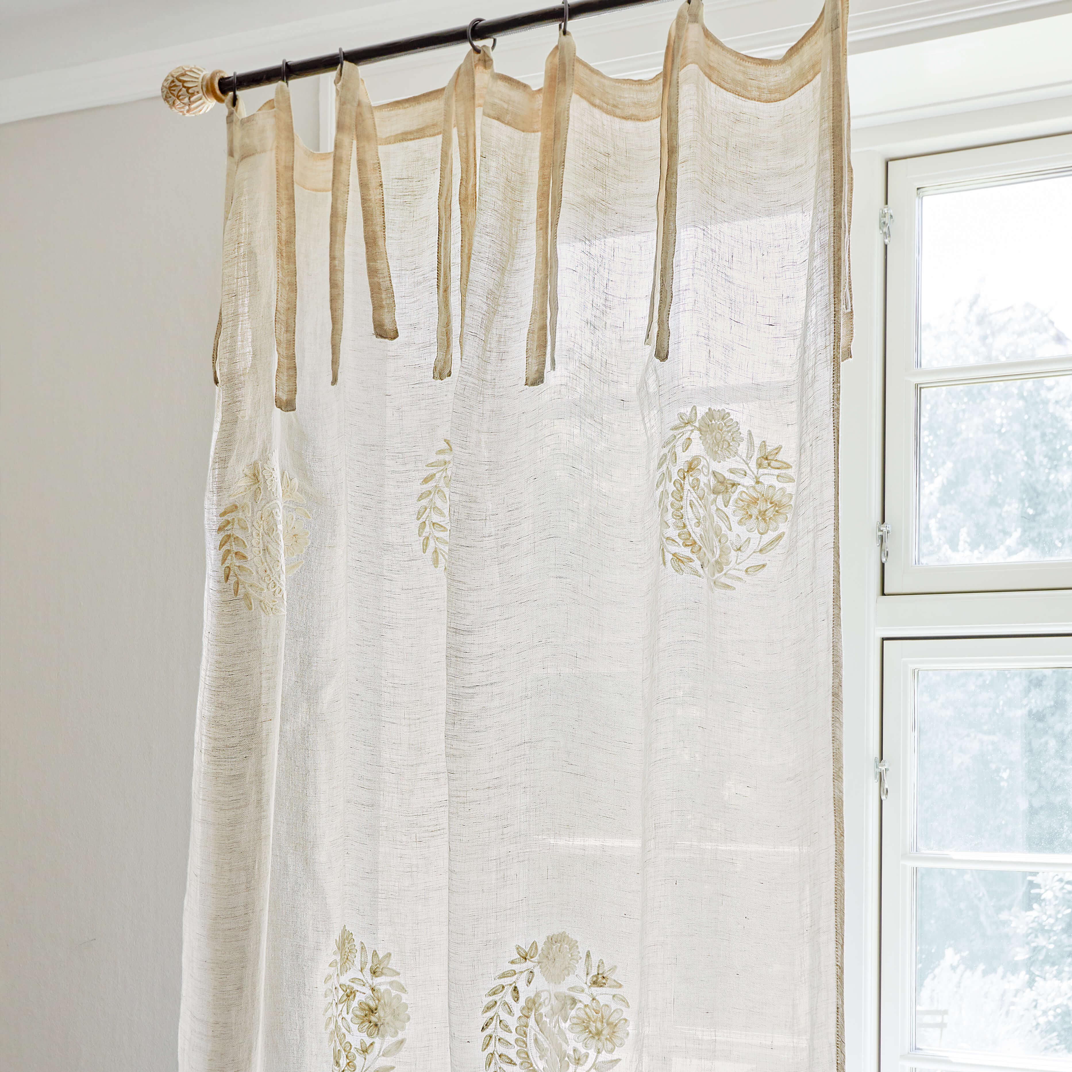 Tenda beige in lino con motivi floreali ricamati e nastri per appendere