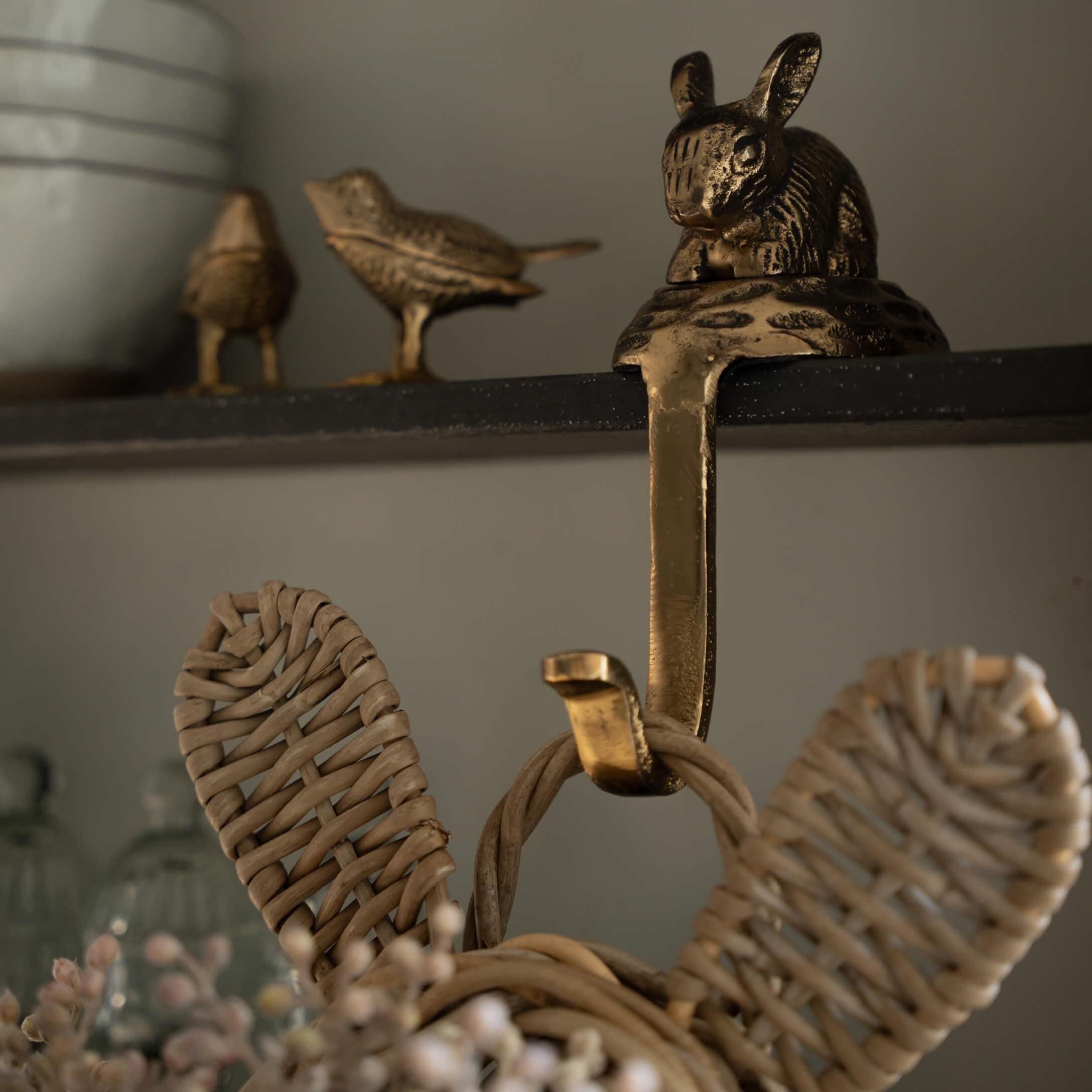 Gancio in ottone dorato con decorazione coniglio e uccelli su mensola nera per casa