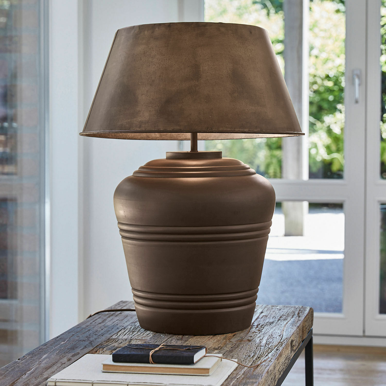 Lampada da tavolo Morice Lampada da tavolo in ceramica marrone con paralume su tavolo in legno in ambiente luminoso