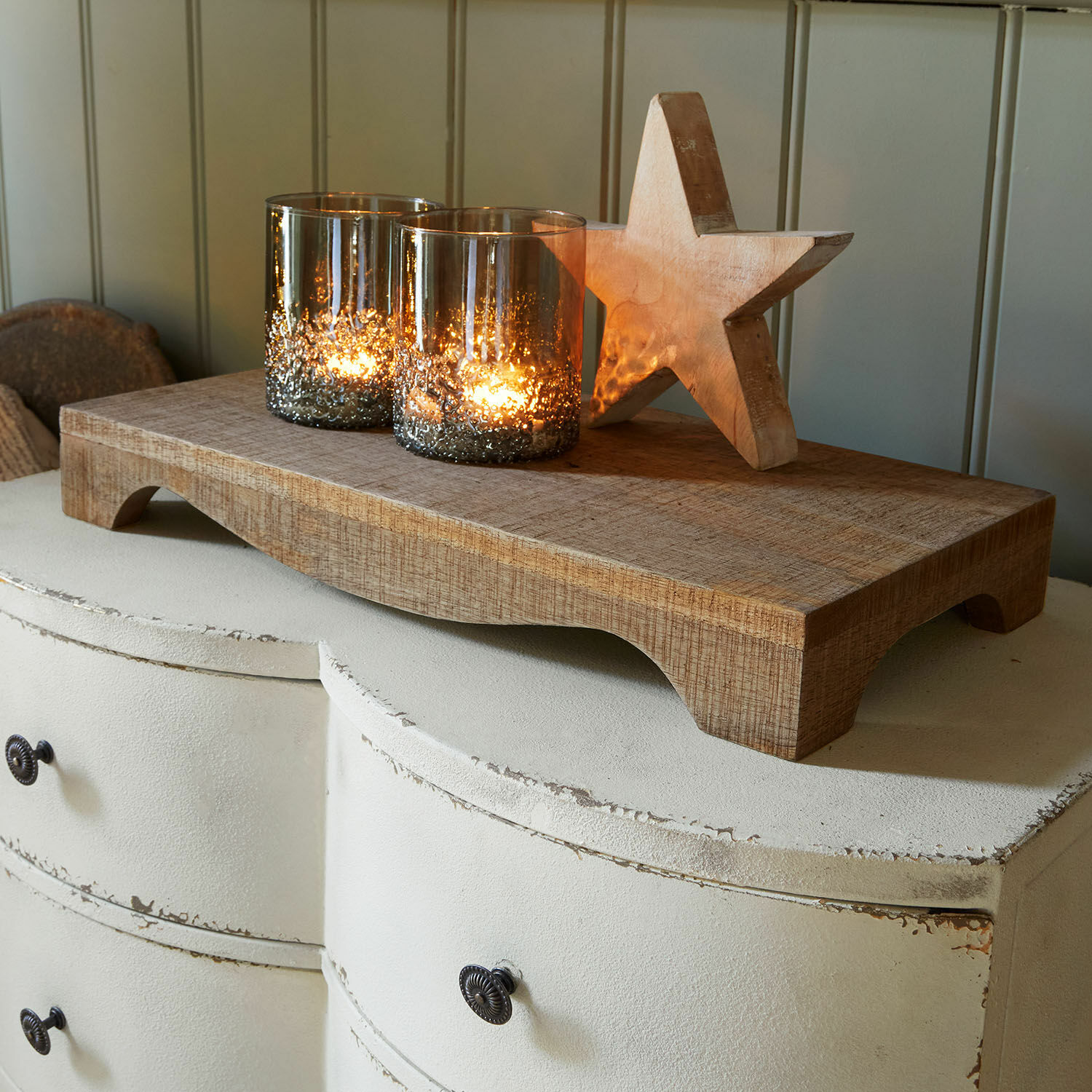 Vassoio Torviano Vassoio in legno con due portacandele in vetro e stella in legno su comò bianco shabby