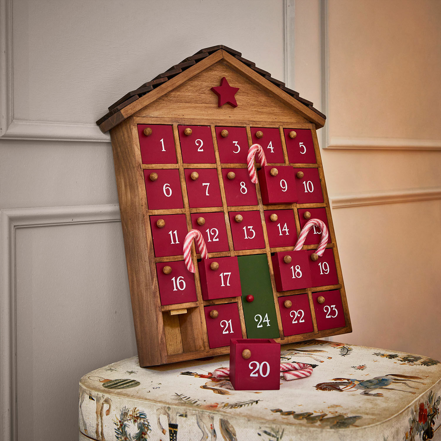 Calendario dell'Avvento Zanari Calendario dell'Avvento in legno a forma di casa con sportelli rossi e numero verde 24, decorazione natalizia