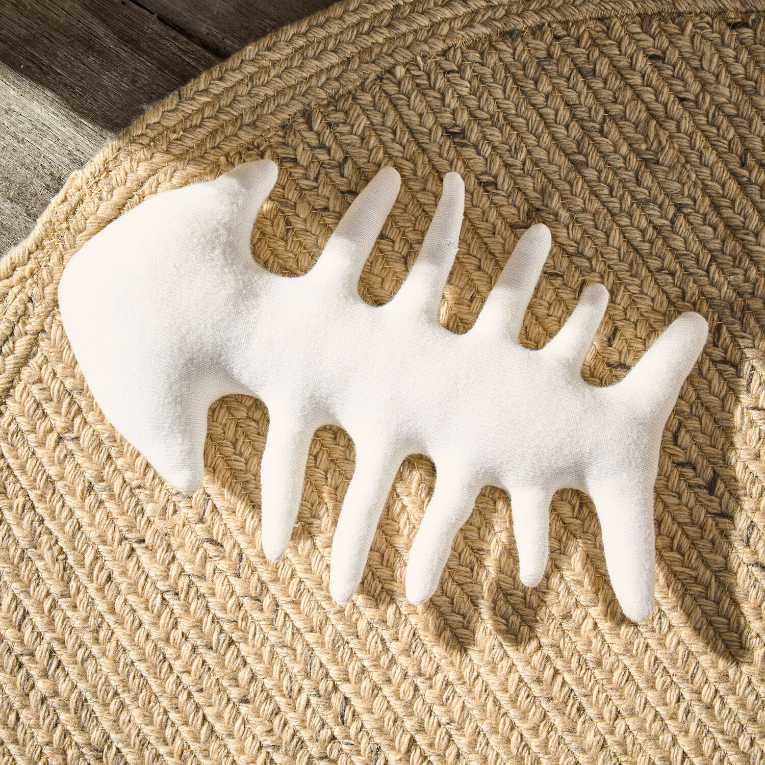 Giocattolo per cani Oceravia Decorazione bianca a forma di scheletro di pesce in tessuto su tappeto intrecciato in juta