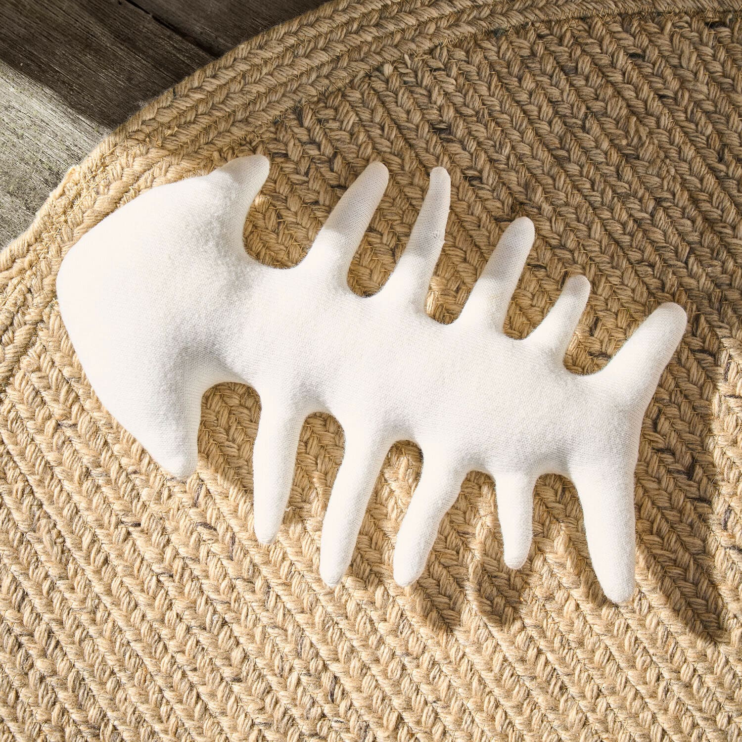 Giocattolo per cani Oceravia Decorazione bianca a forma di scheletro di pesce in tessuto su tappeto intrecciato in juta