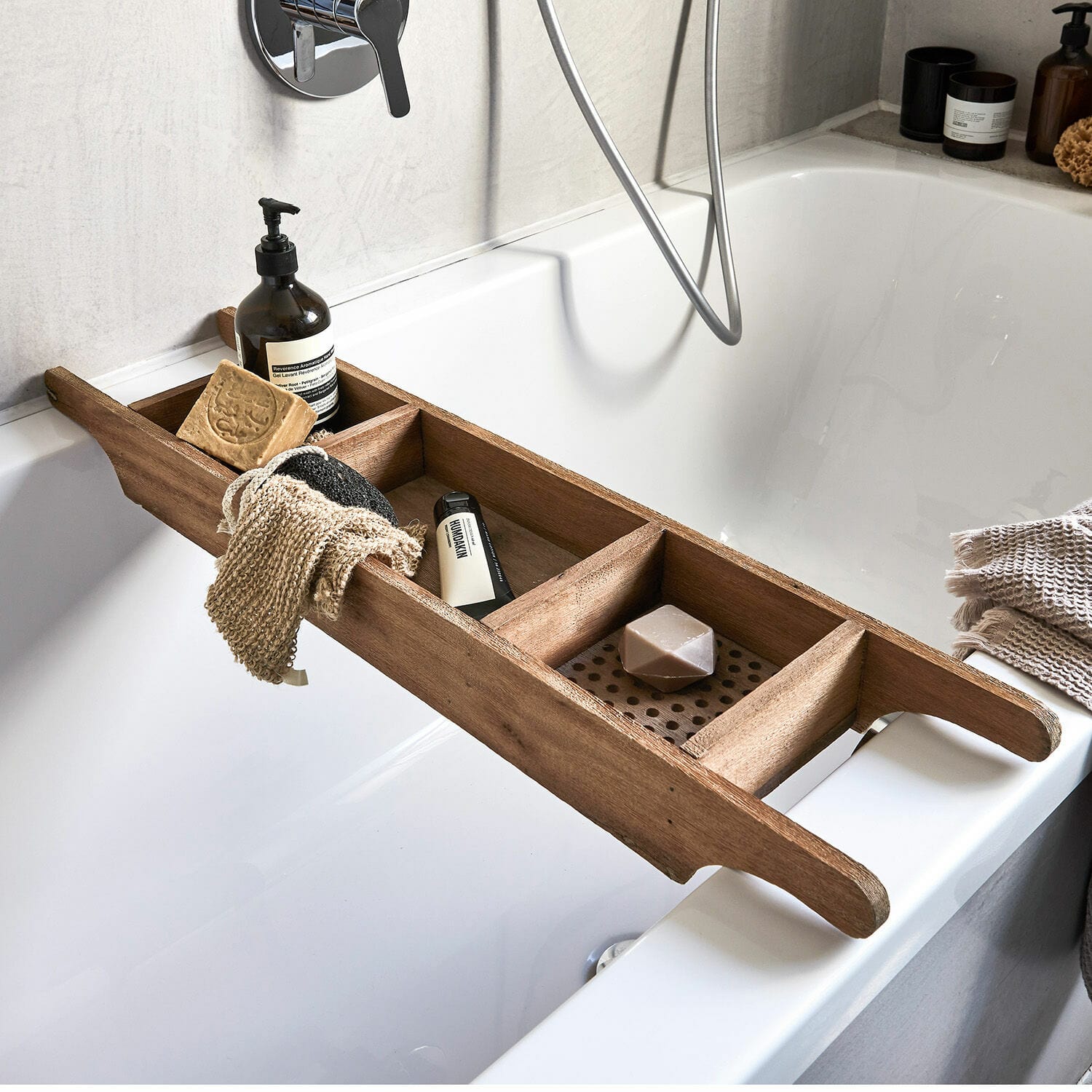 Mensola per vasca da bagno in legno naturale con sapone, guanto e prodotti per il bagno