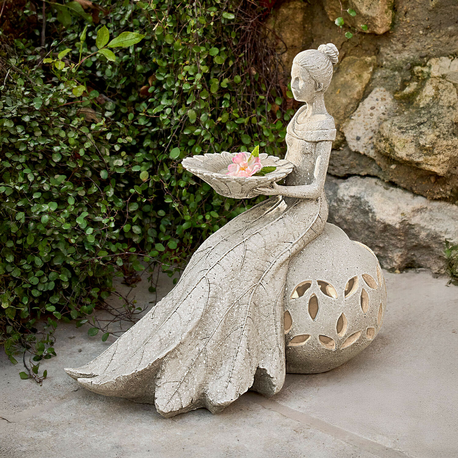 Statuina decorativa a energia solare Lendoria Statua da giardino in pietra grigia di donna con ciotola e fiori, decorazione per terrazza