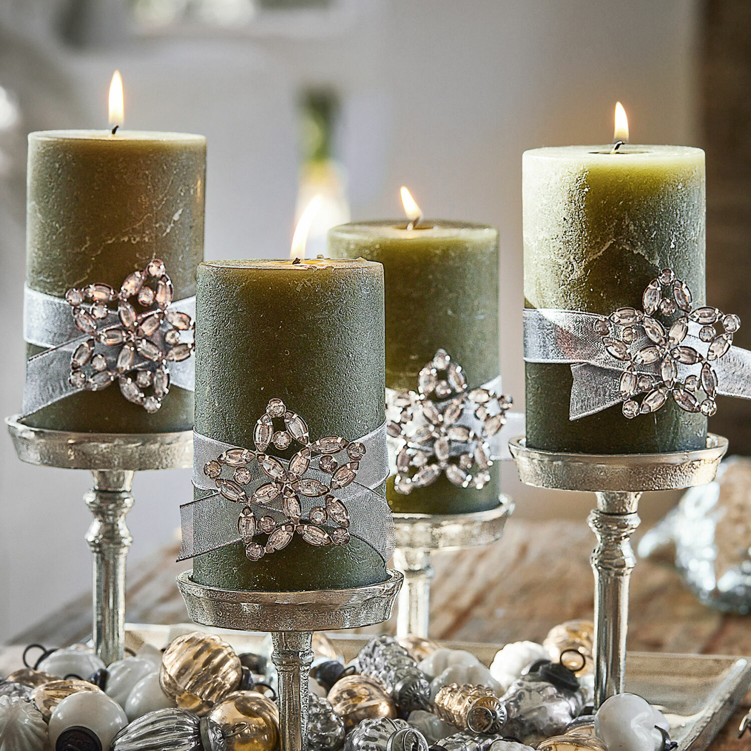 Set di 4 spillette Custer Candele decorative verdi con stelle di cristallo su portacandele argentati, decorazione festiva elegante