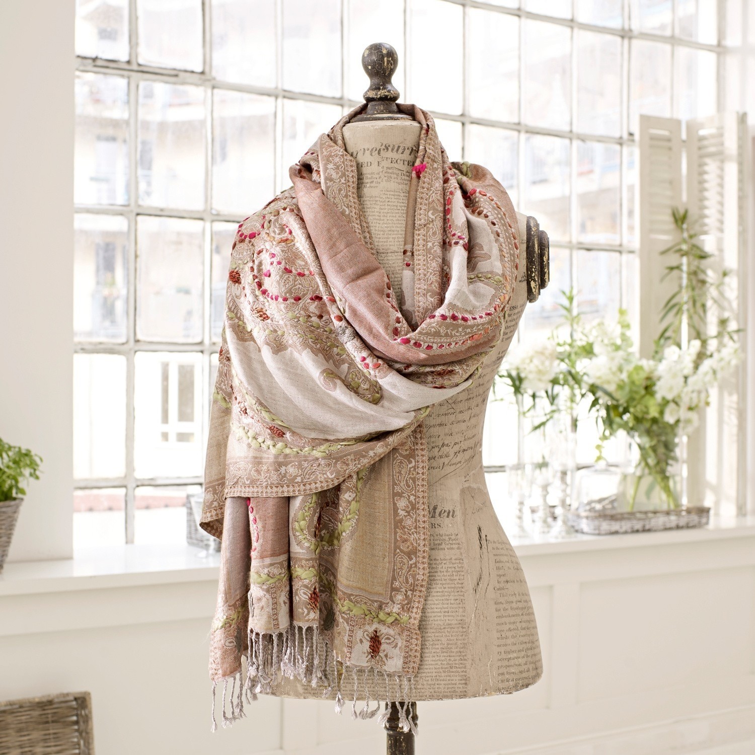Scialle Linou Sciarpa delicata ricamata in tonalità pastello rosa e beige, tessuto morbido, accessorio decorativo elegante