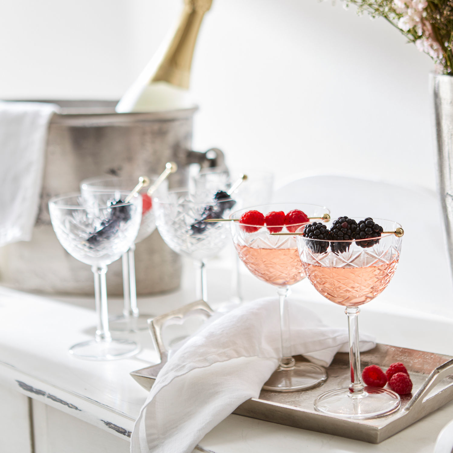 Set di 6 calici per spumante Olite Bicchieri da cocktail in vetro cristallino con lamponi e more su vassoio metallico