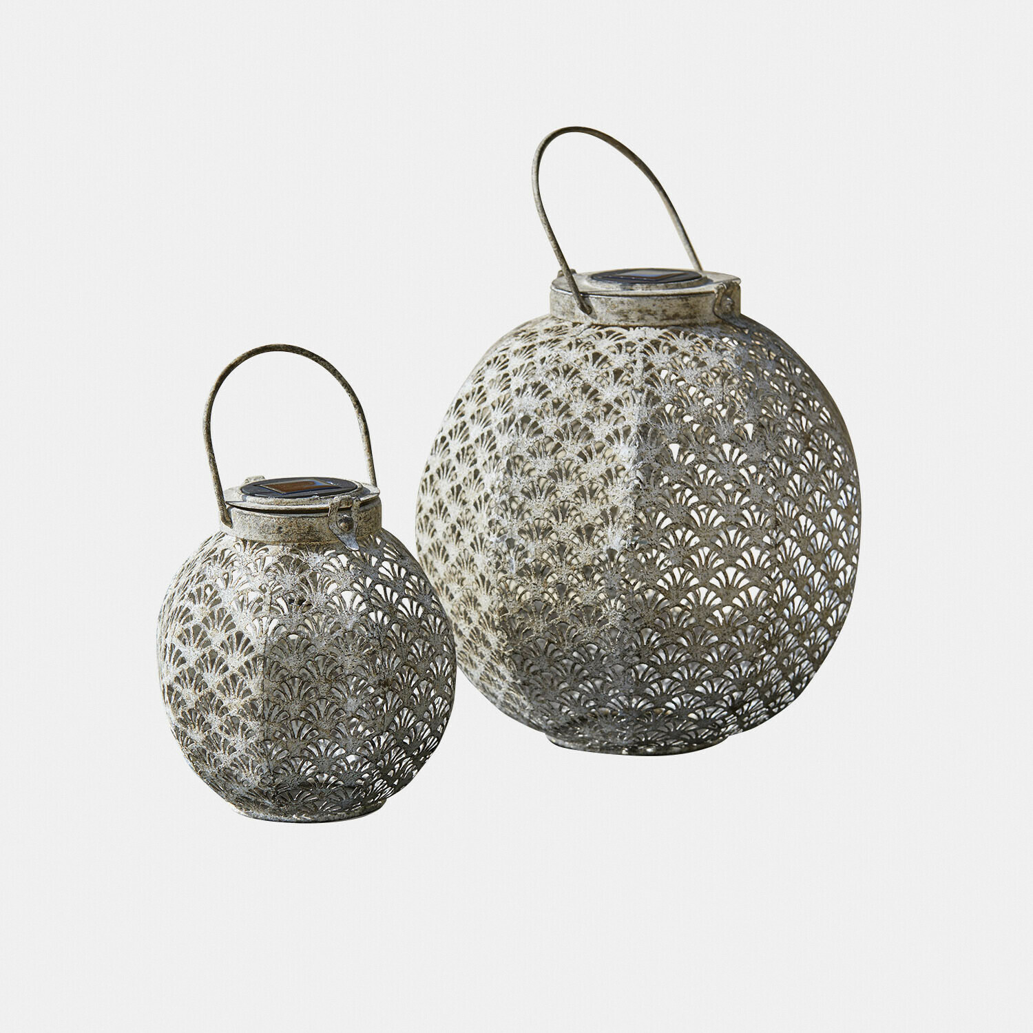 Coppia di lanterne solari Omirah Due lanterne in metallo traforato grigio con manici, illuminazione decorativa per giardino