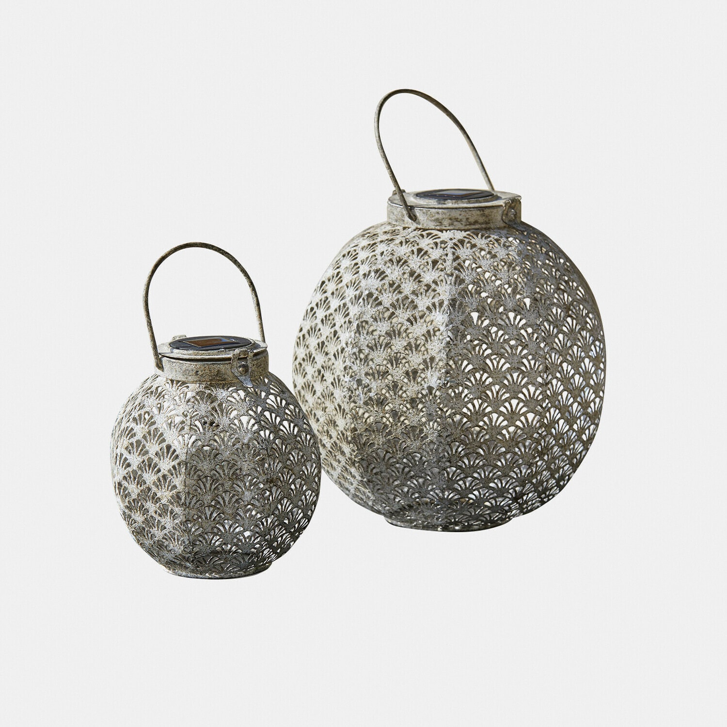 Coppia di lanterne solari Omirah Due lanterne in metallo traforato grigio con manici, illuminazione decorativa per giardino