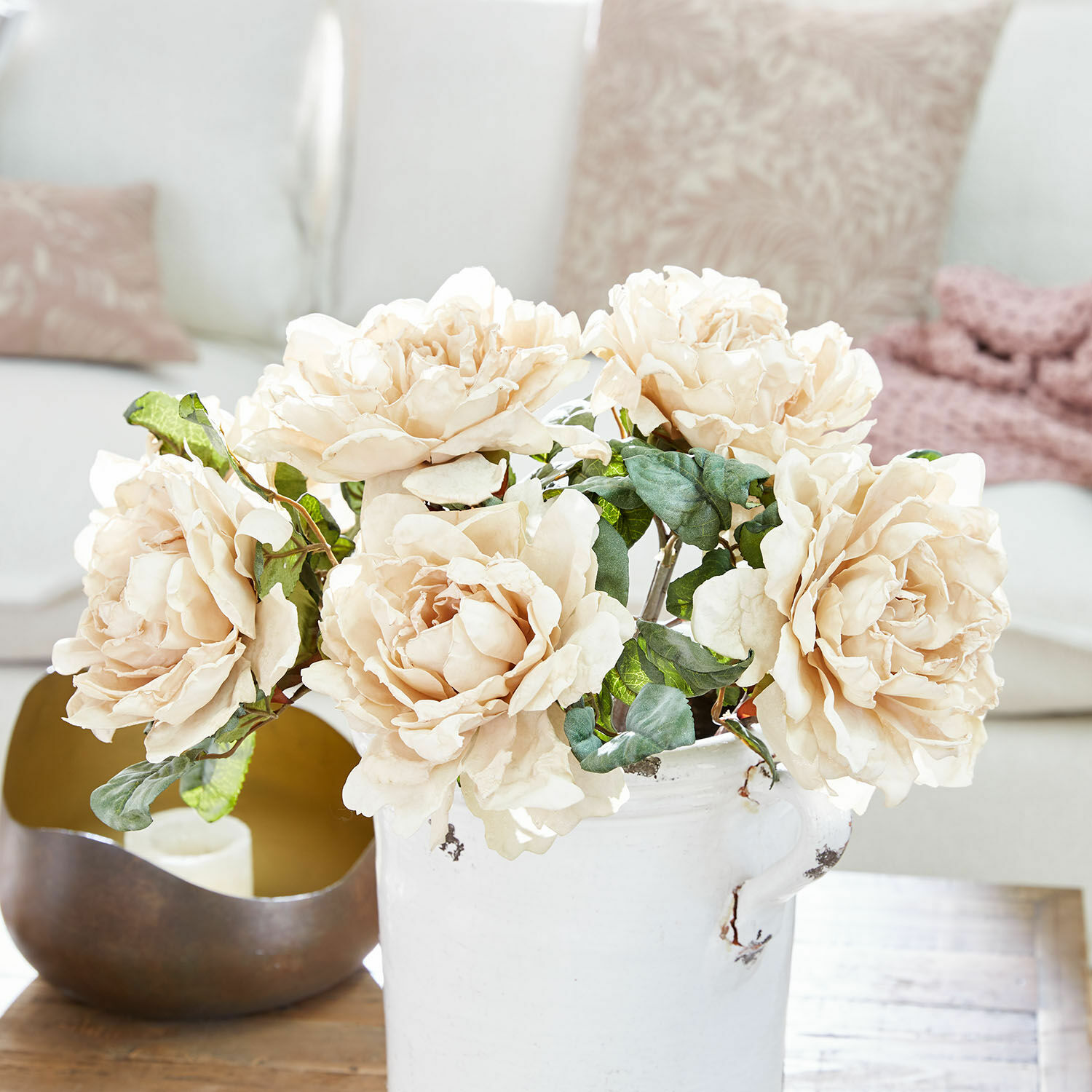 Set di 6 fiori decorativi Mervix Mazetto di rose artificiali crema in vaso di ceramica bianca su tavolo in legno in soggiorno