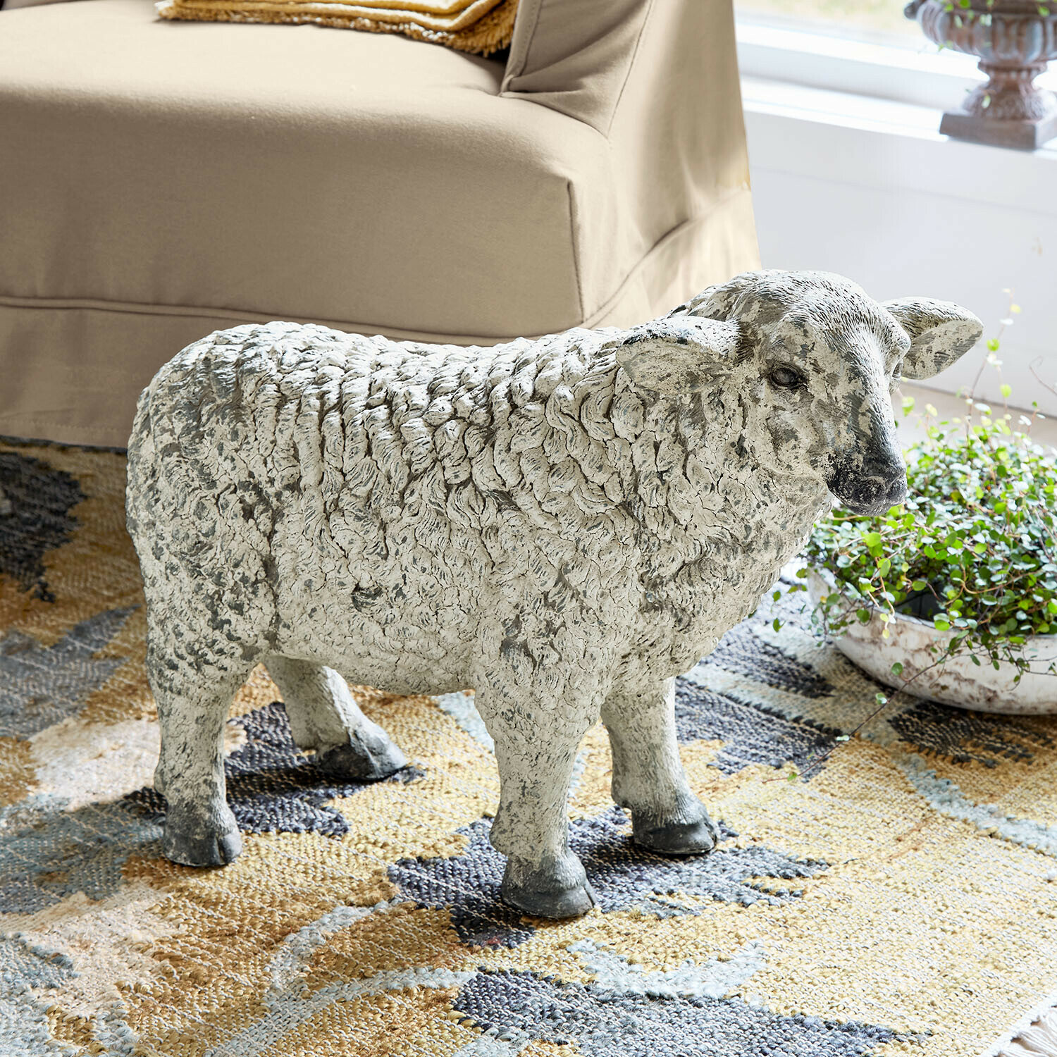 Pecora decorativa Séverac Statua di pecora in pietra grigia su tappeto, decorazione naturale per interni