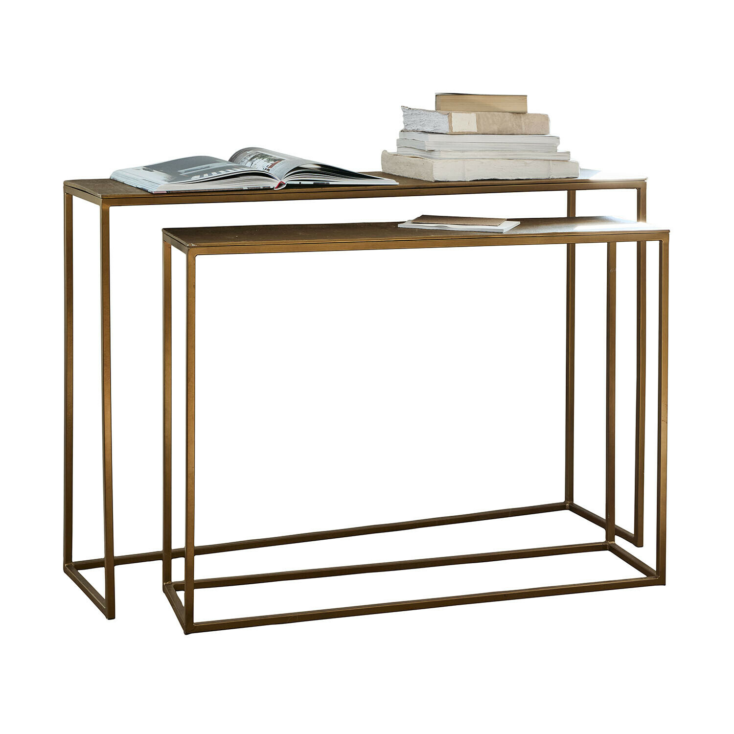 Set di due tavoli in metallo color ottone con libri sopra, design moderno e minimalista