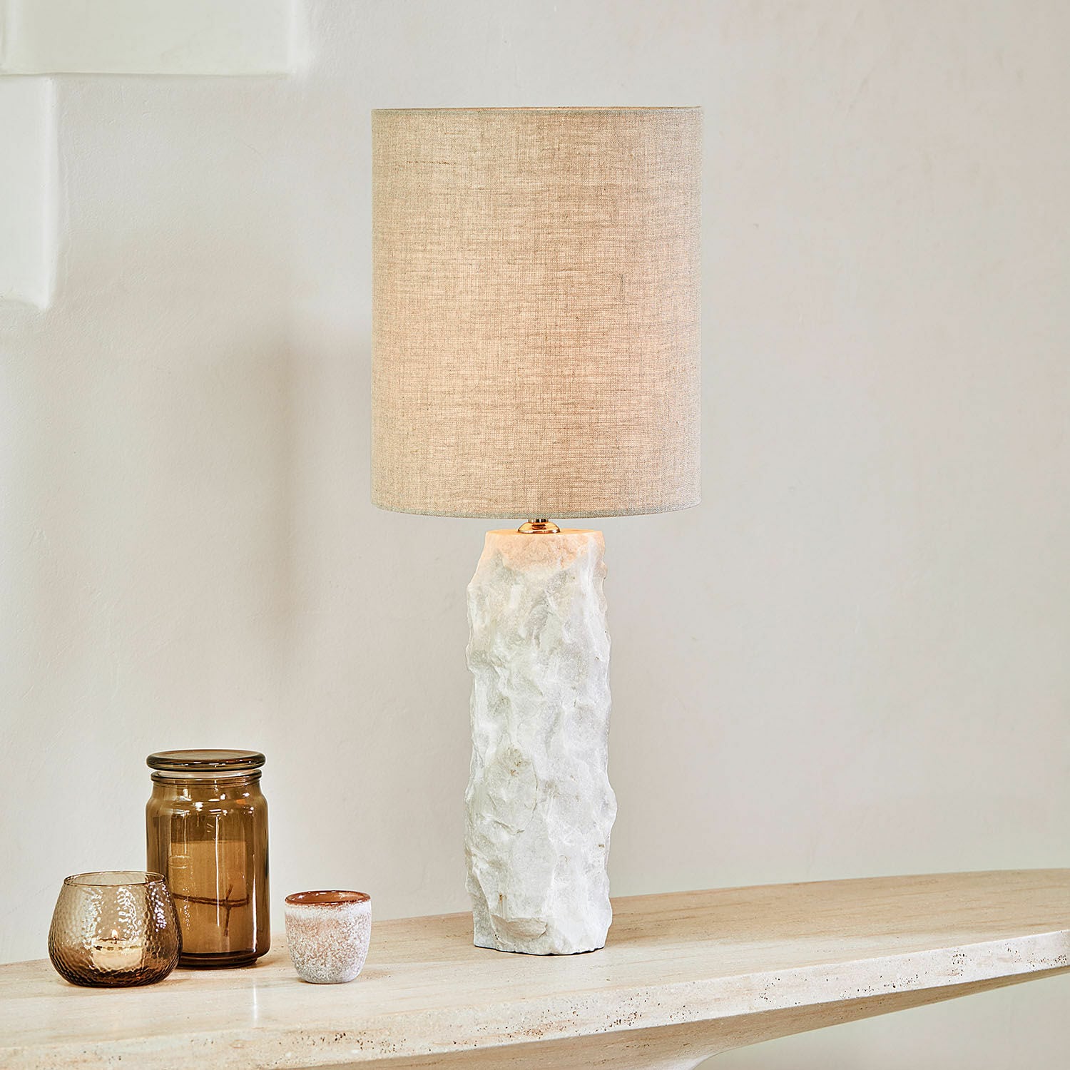 Lampada da tavolo Kalvaya Lampada da tavolo in pietra bianca con paralume beige, decorazione d'interni, illuminazione soggiorno