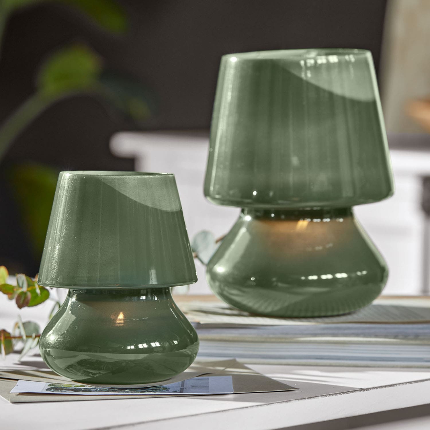 Lampade da tavolo in ceramica verde dal design moderno su sfondo chiaro per decorazione d'interni