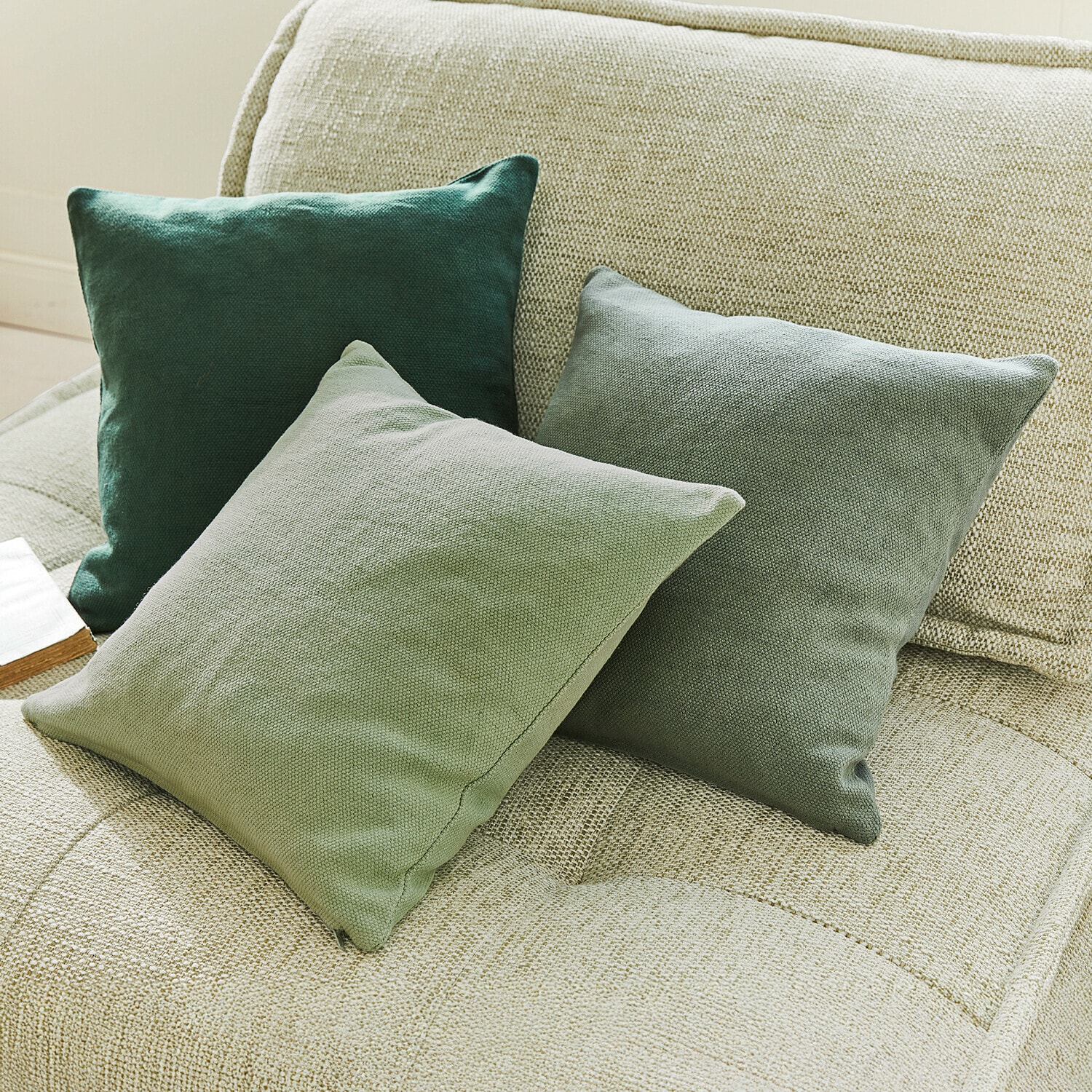 Set di 3 fodere per cuscini Alienor Tre cuscini decorativi verdi in tessuto su divano beige per soggiorno accogliente