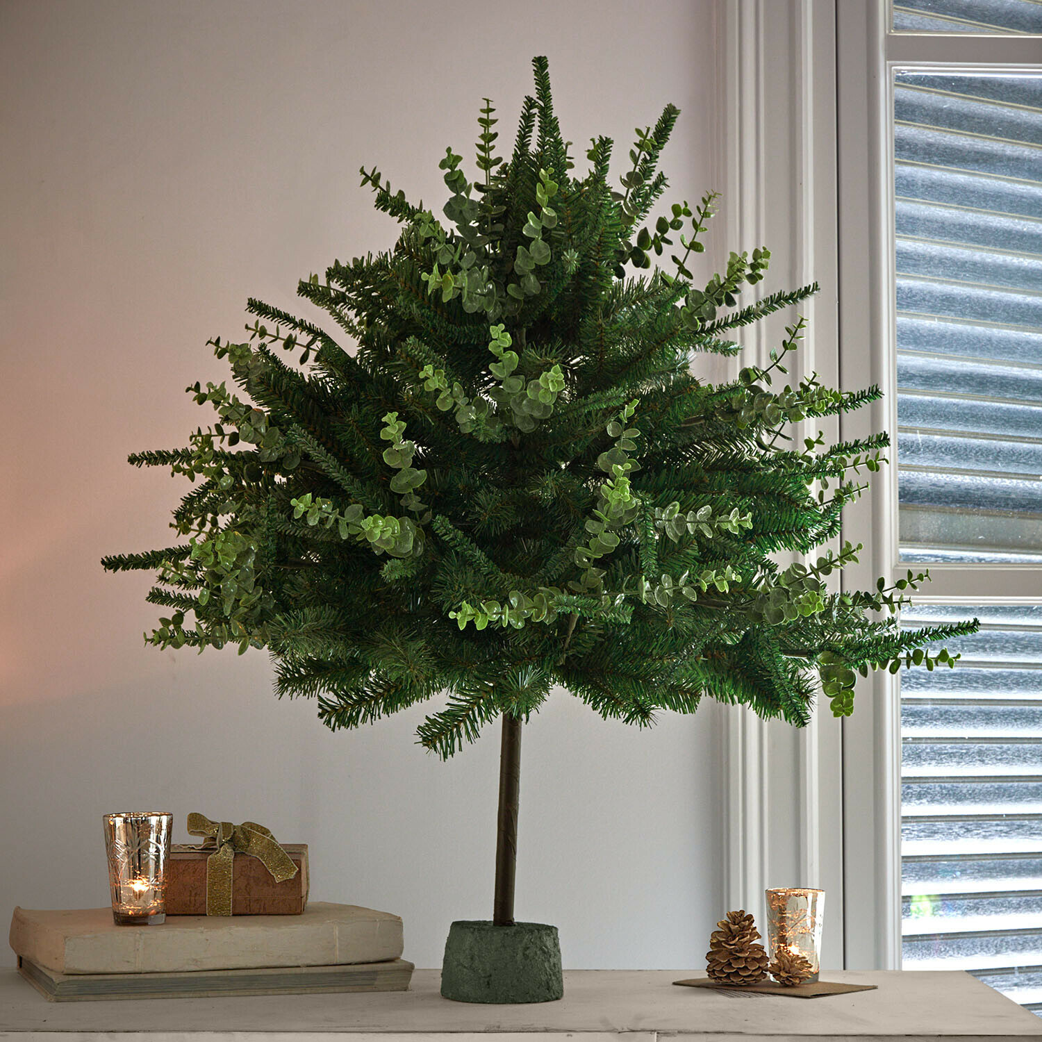 Albero decorativo Talvora Albero decorativo artificiale con aghi verdi e foglie di eucalipto su base in schiuma