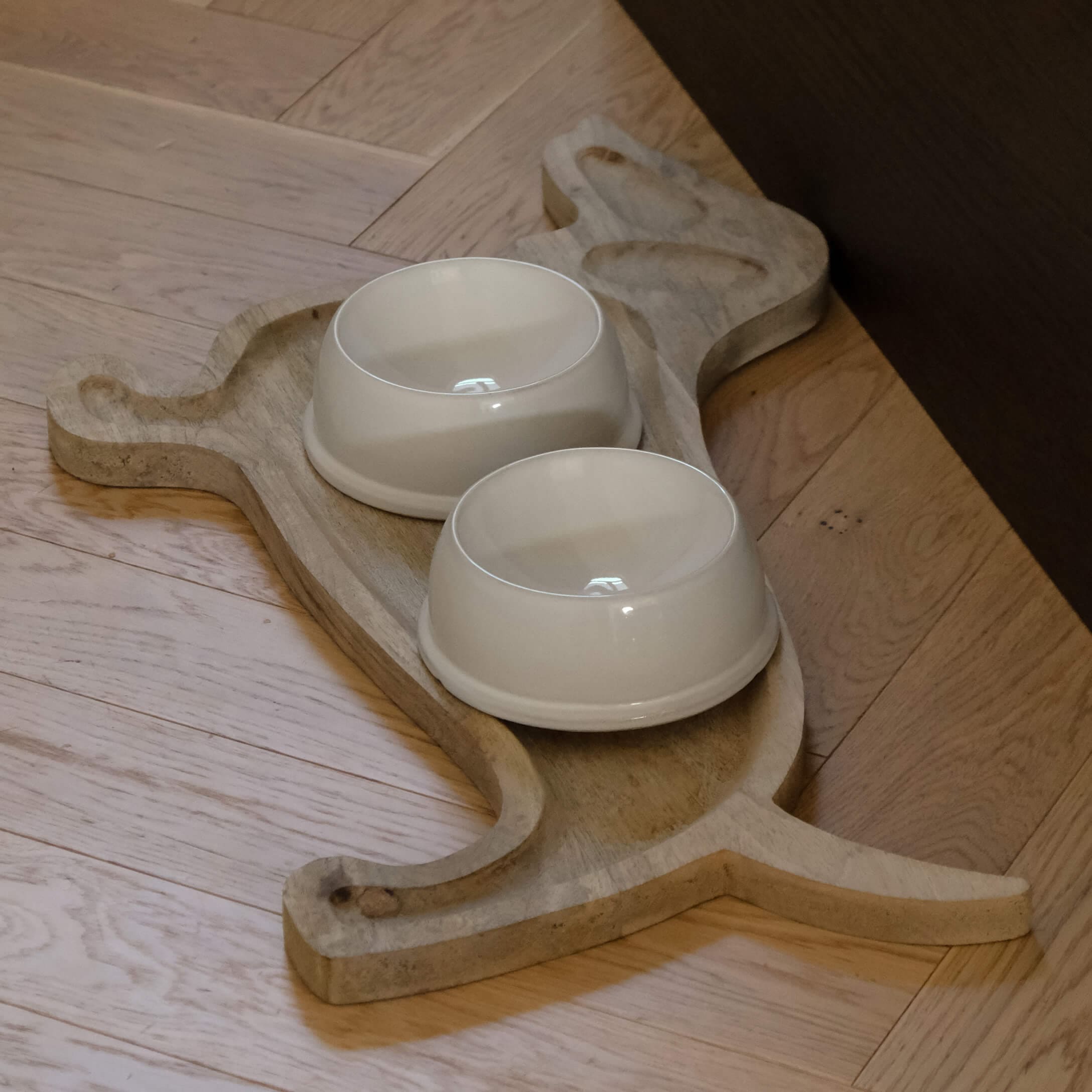 Base in legno a forma di gatto con due ciotole in ceramica color crema per animali domestici