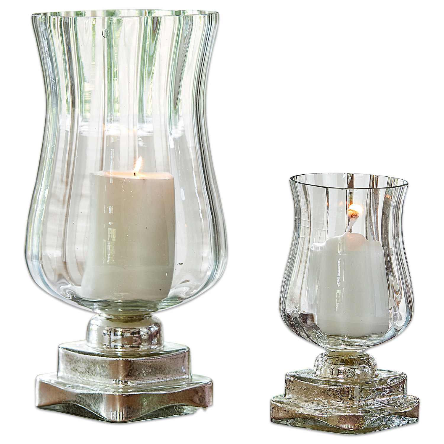 Coppia di portacandele Lumio Set di due portacandele in vetro trasparente con candele bianche su base quadrata