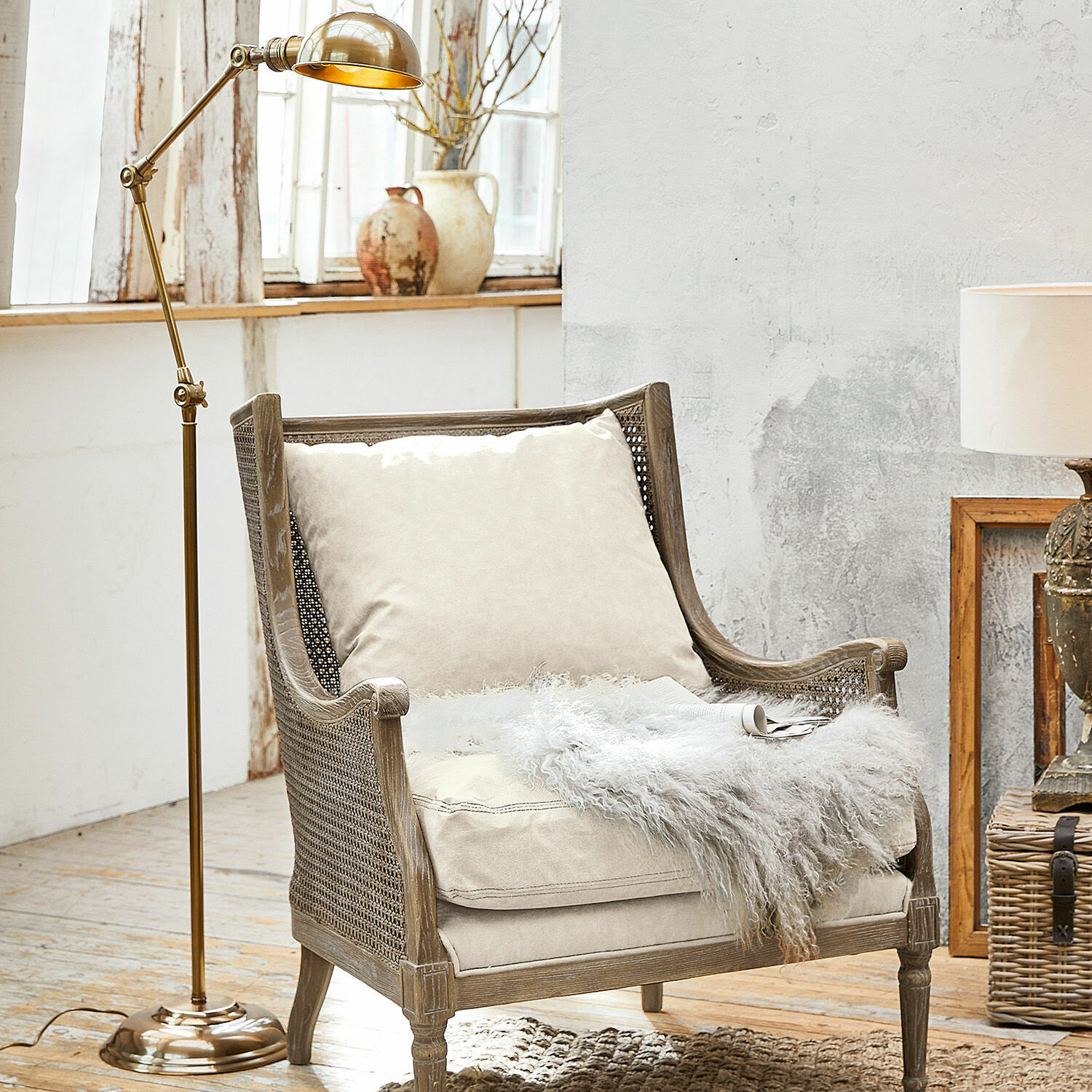 Lampada a stelo Tulsa Poltrona beige in legno con cuscino morbido in stile vintage per soggiorno