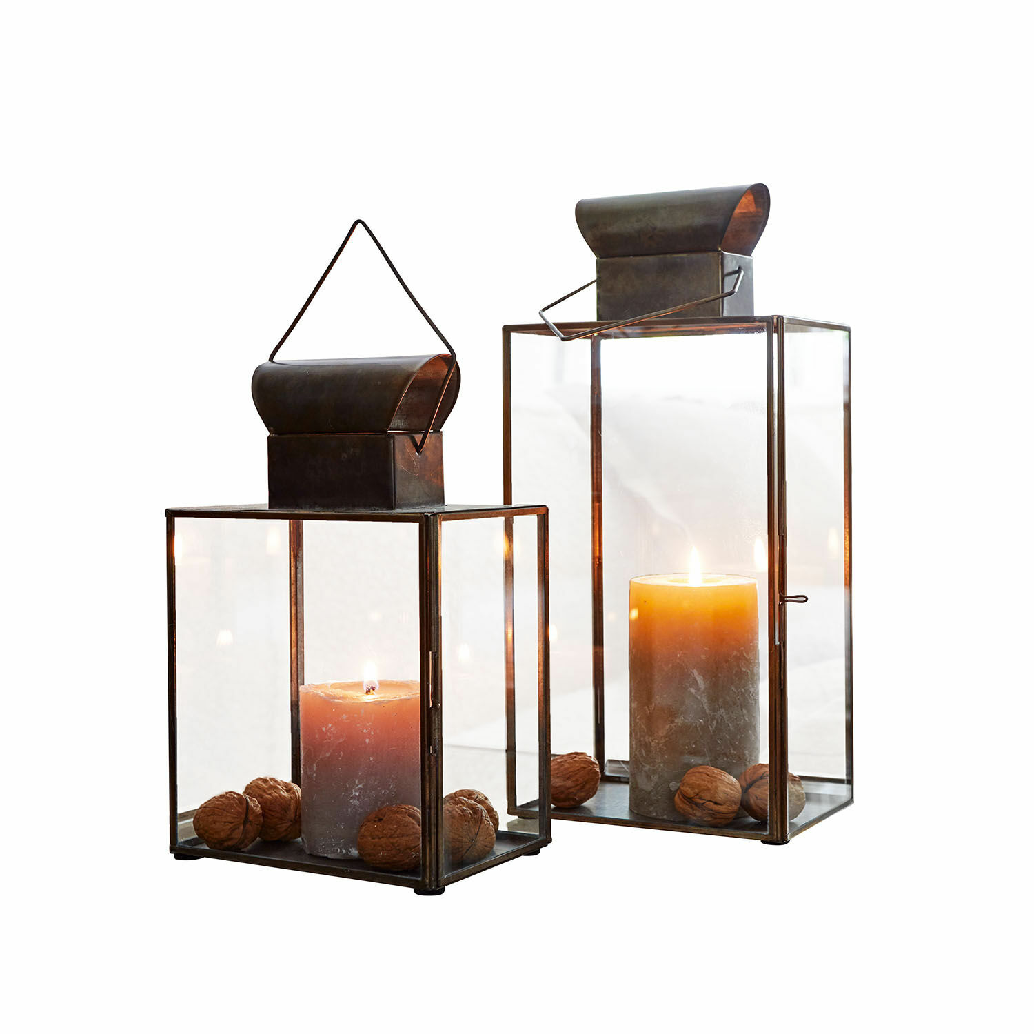 Coppia di lanterne Pluton Due lanterne in metallo con vetro trasparente e candele marroni, decorate con noci