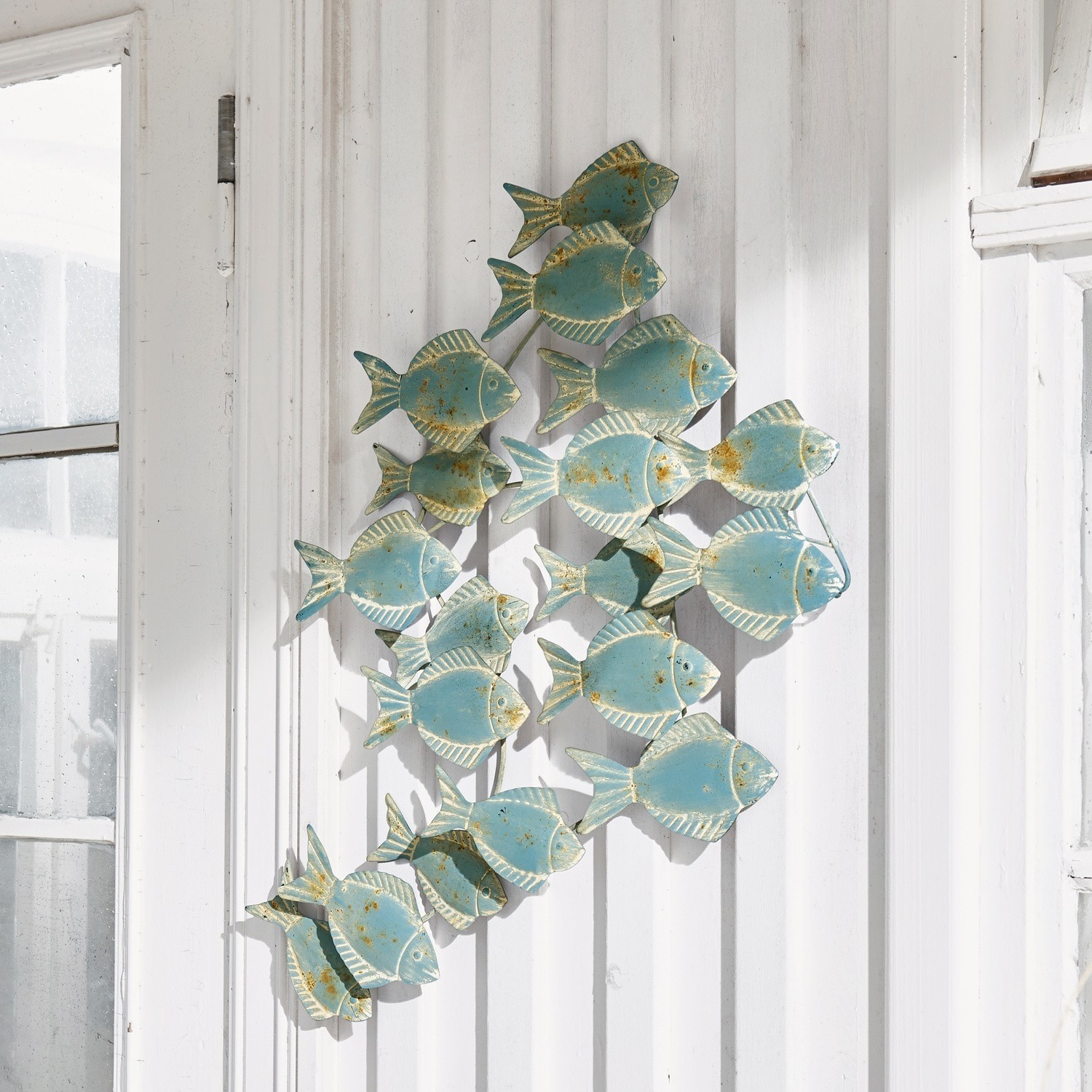 Decorazione per il muro Pesce Decorazione da parete in metallo con pesci blu effetto invecchiato a forma di banco, stile marino