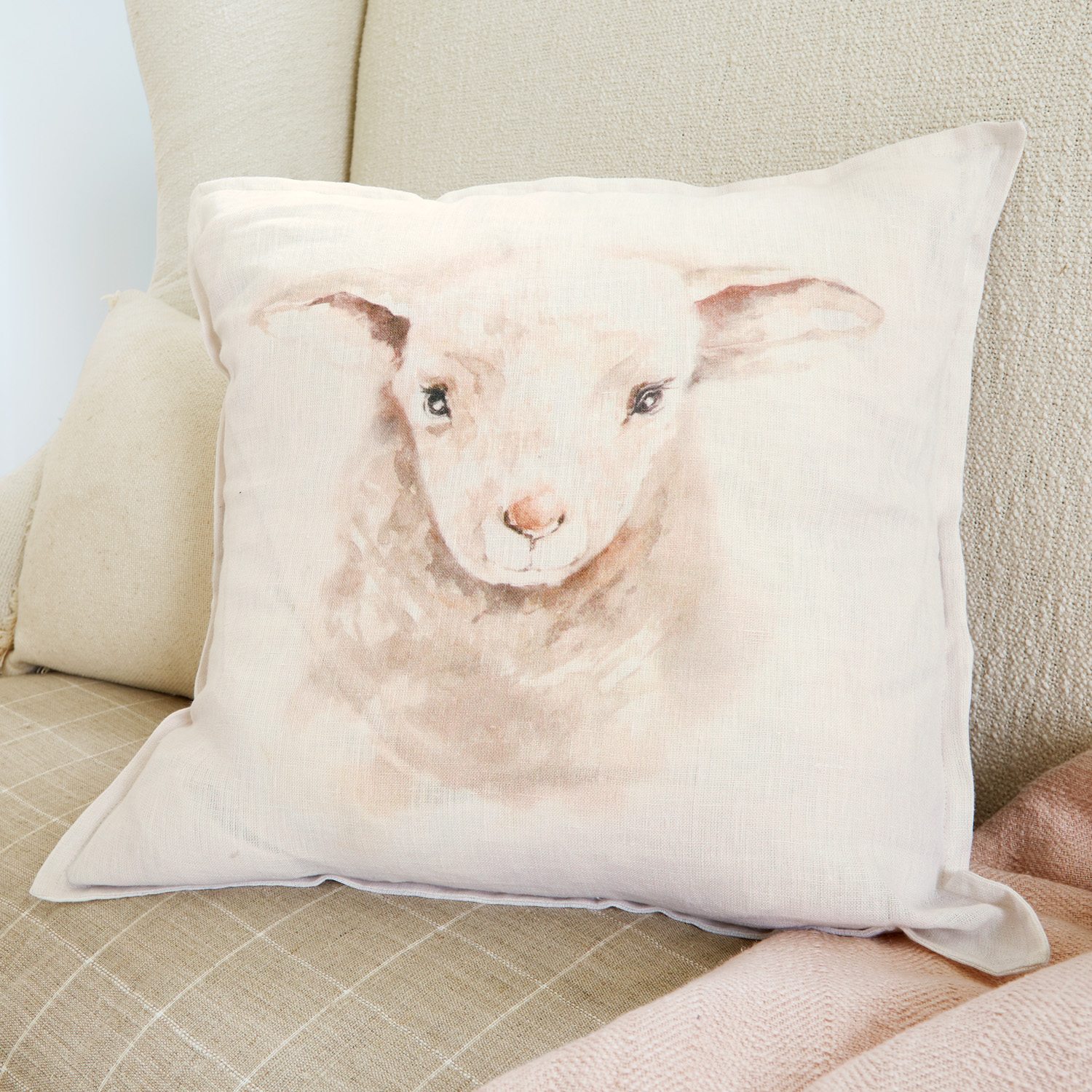 Cuscino decorativo in lino beige con stampa di agnello per un ambiente accogliente