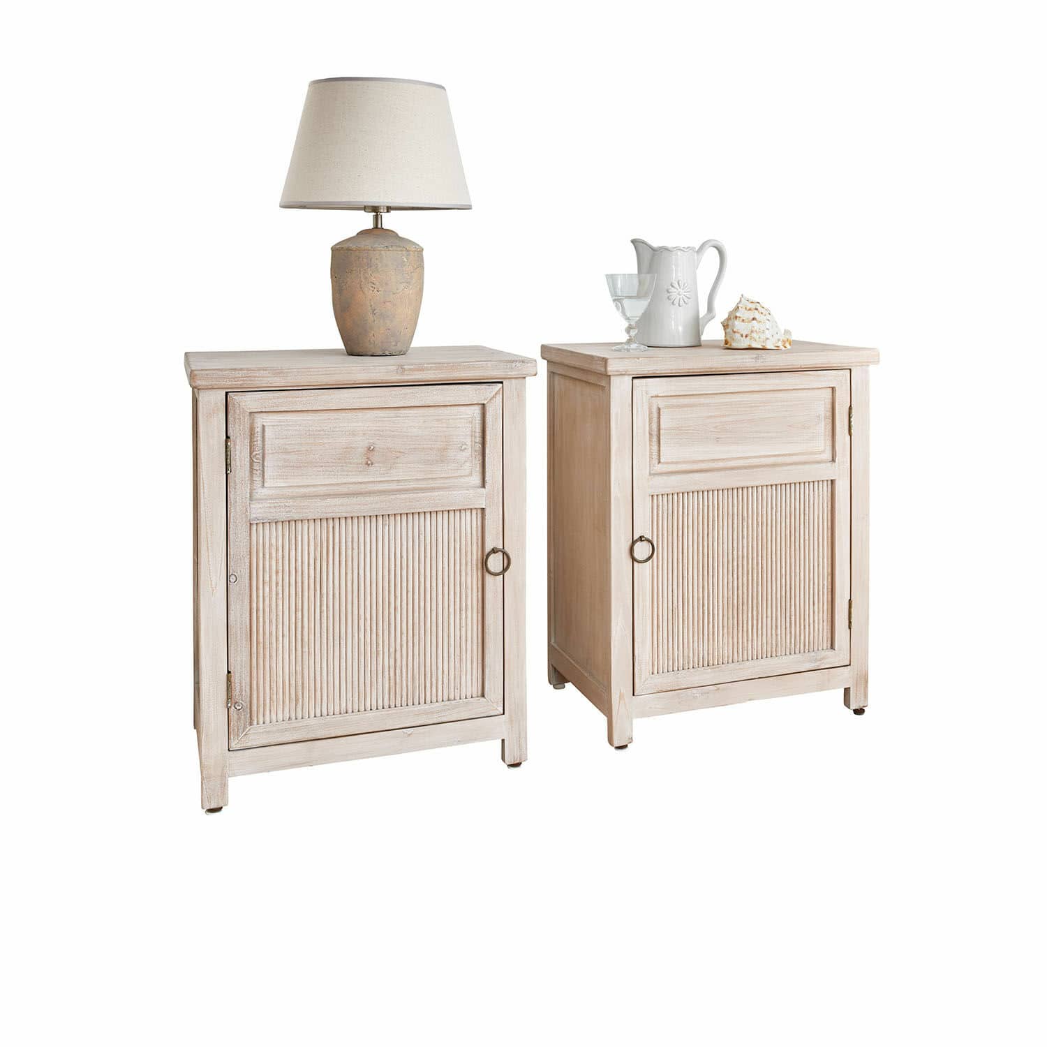 Coppia di comodini Brolive Due comodini in legno chiaro con ante decorative, lampada e brocca sopra