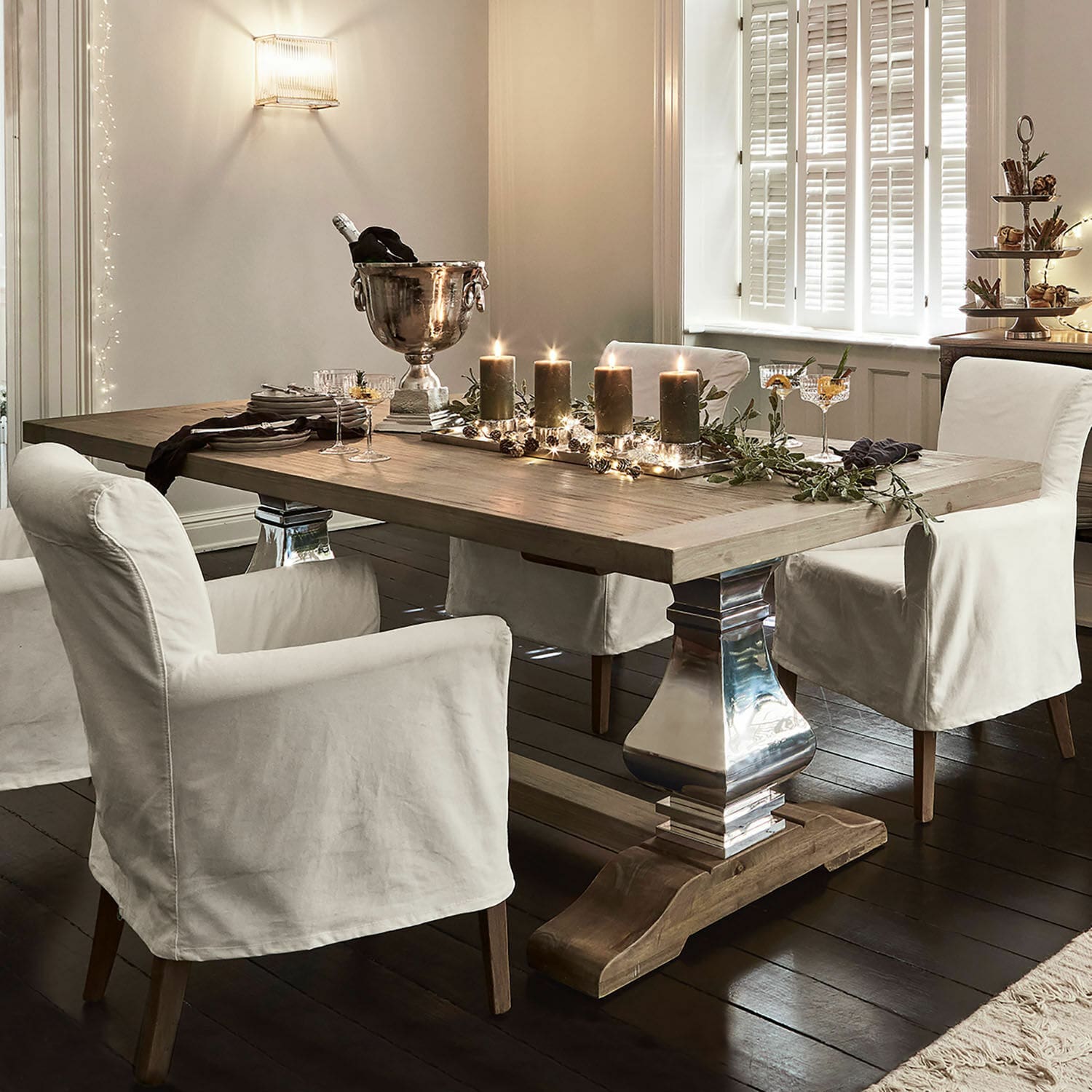 Tavolo da pranzo Filton Tavolo da pranzo in legno chiaro con gambe in metallo e sedie con coperture bianche in interno elegante