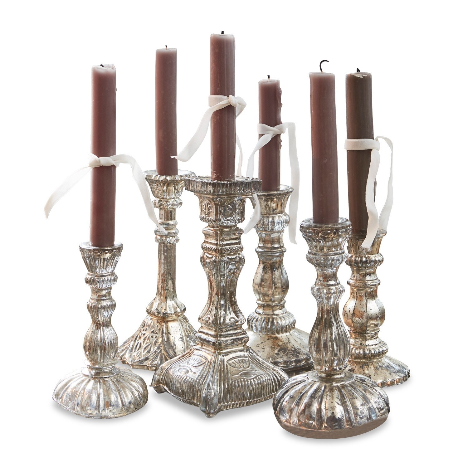 Set di 6 portacandele Adolpha Set di sei candelabri argentati con candele marroni e nastri bianchi, decorazione da tavolo