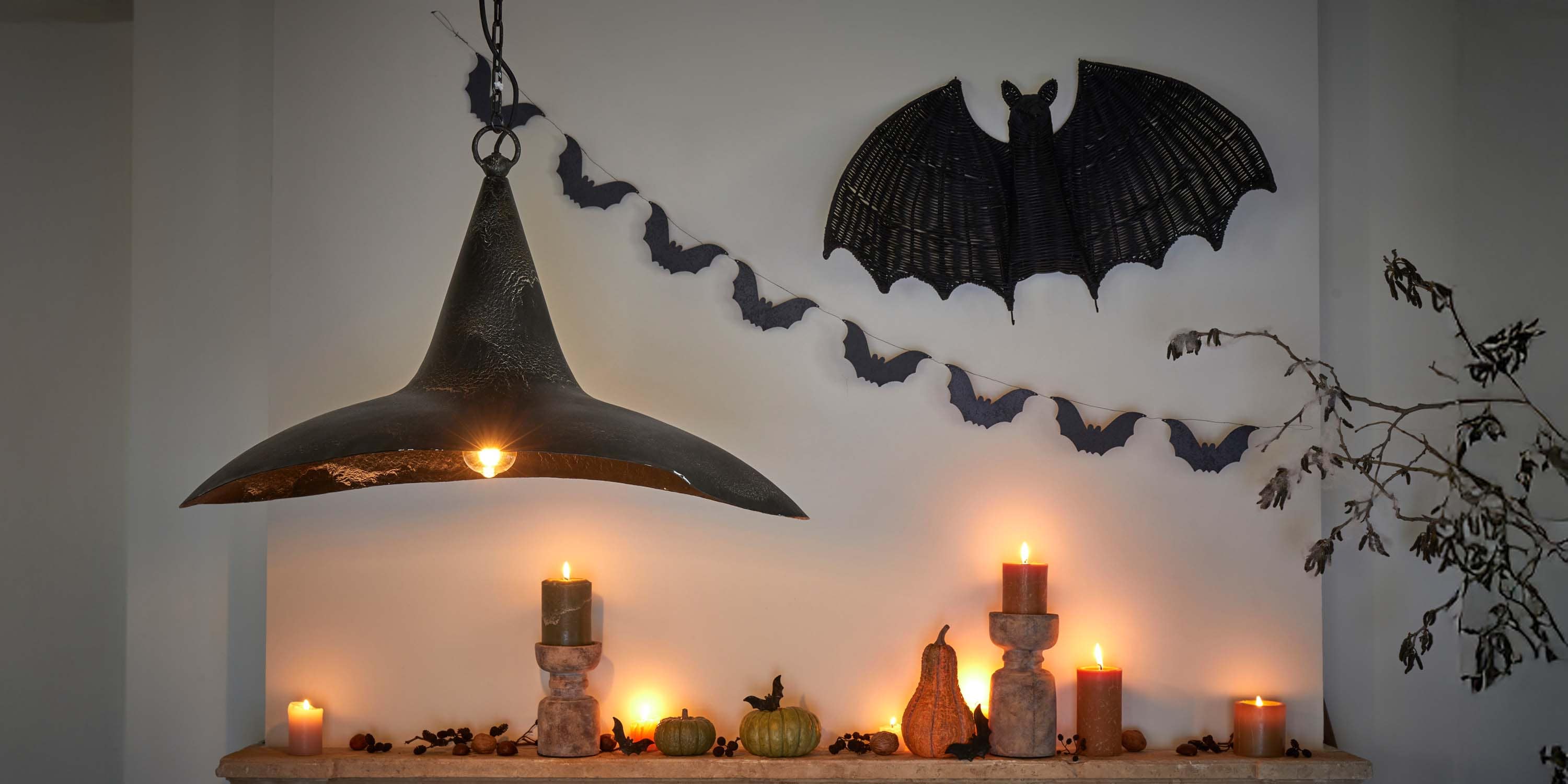 Tenebrosa eleganza tra candele e pipistrelli Tenebrosa eleganza tra candele e pipistrelli