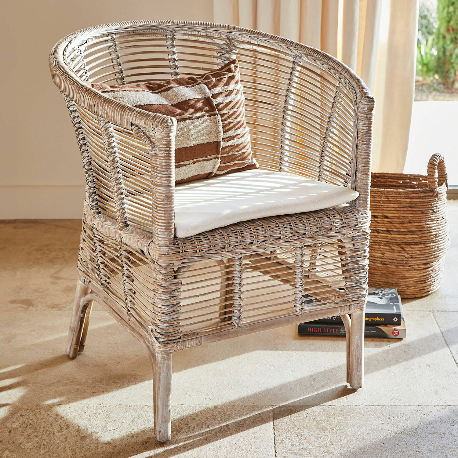 Sedia Saulnes Poltrona in rattan colore naturale con cuscino bianco e cuscino decorativo marrone, mobile da soggiorno