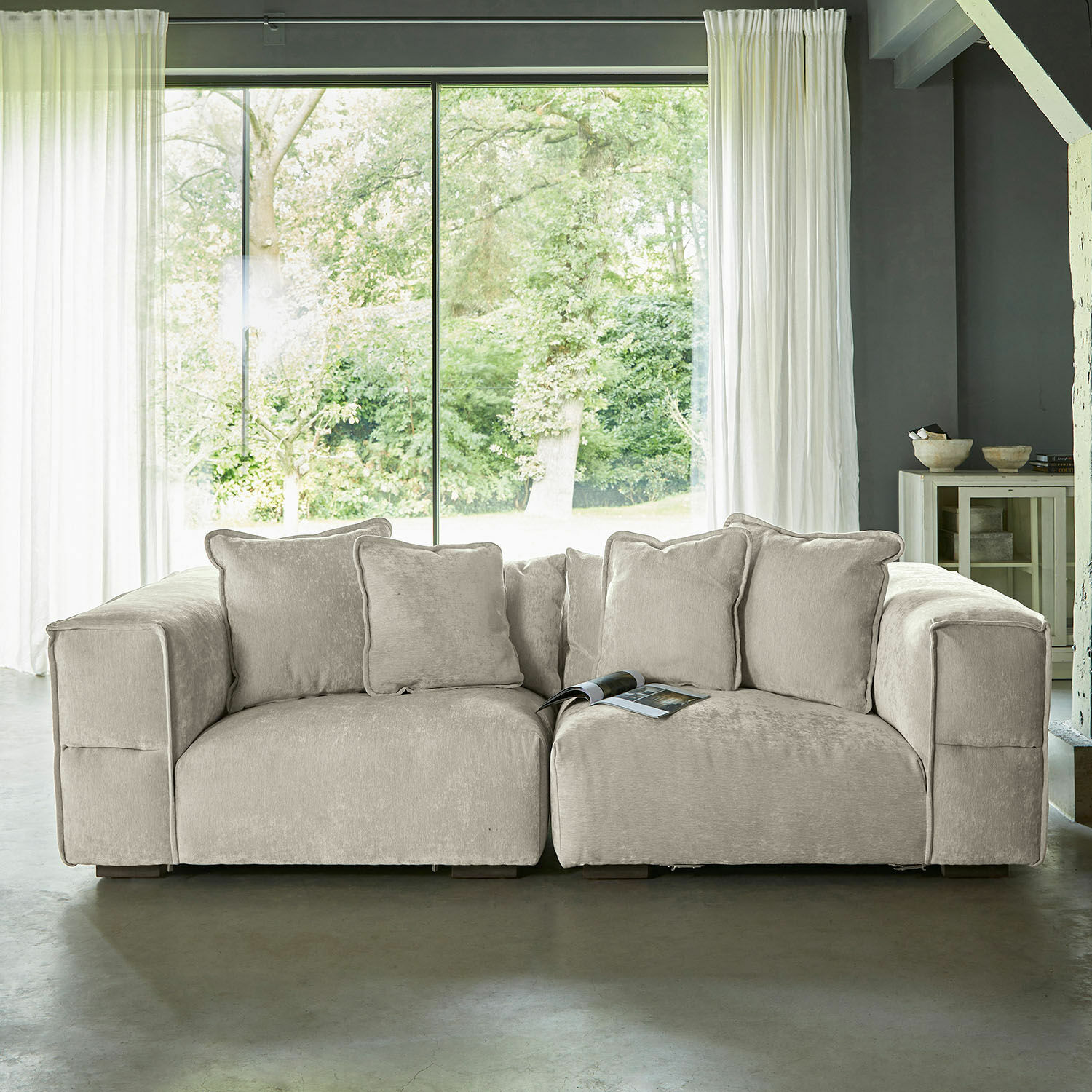 Divano Gémonville Divano beige in tessuto morbido con cuscini, mobile moderno per soggiorno con grande finestra