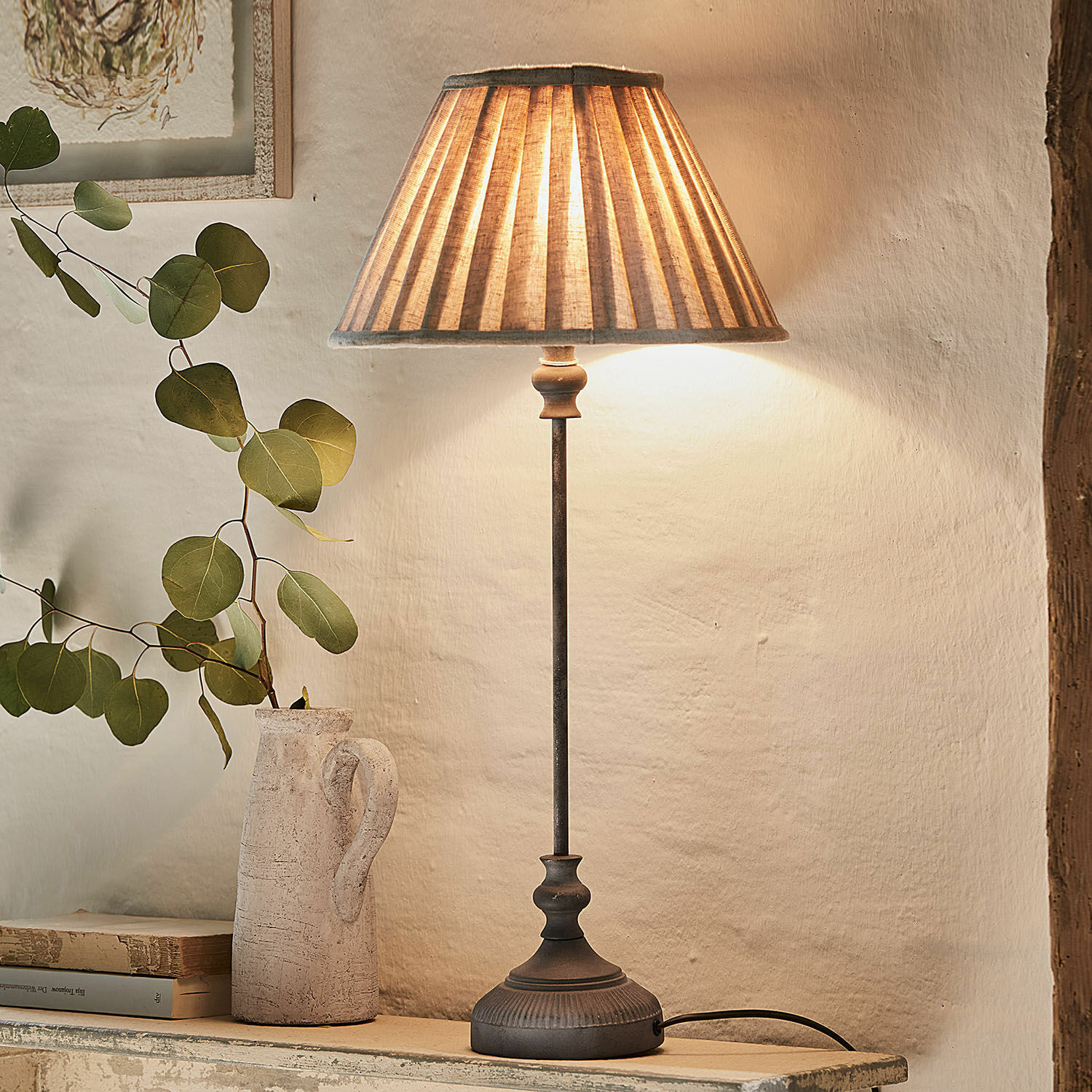Lampada da tavolo Ponsardin Lampada da tavolo con base in metallo e paralume beige, decorazione vintage per interni