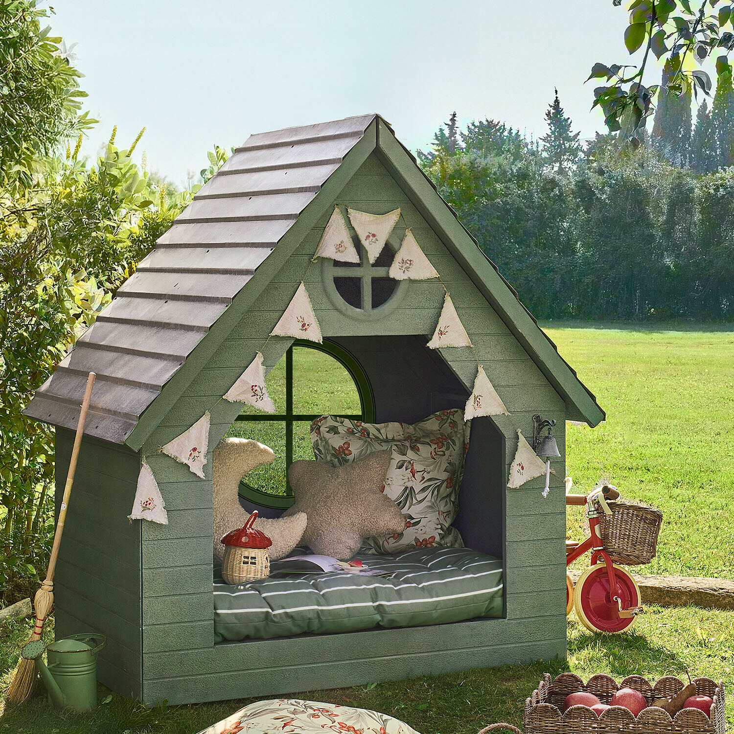 Festone Hoplet Casetta da giardino verde in legno con cuscini e bandierine decorative, angolo accogliente per il relax
