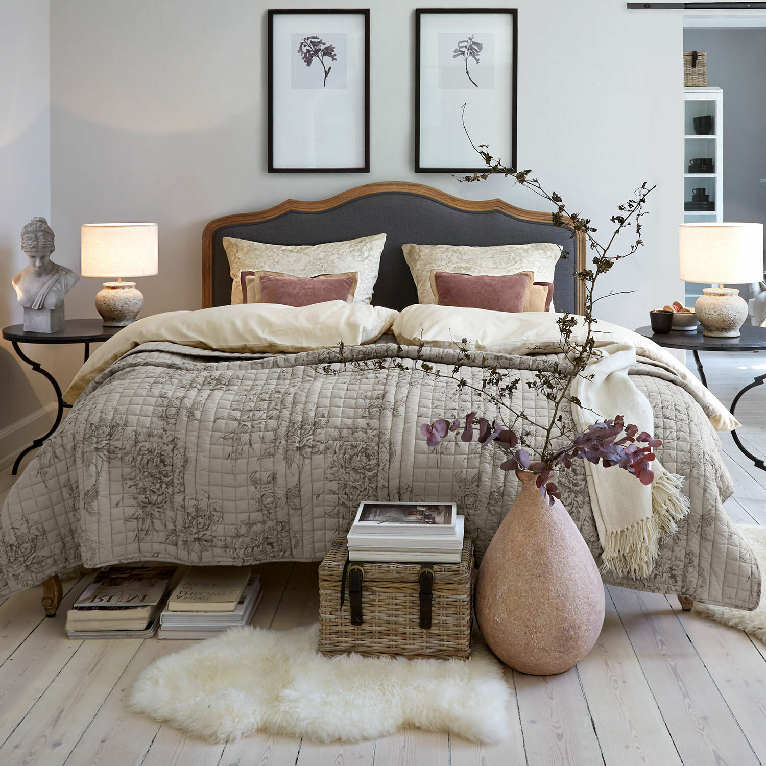 Letto Serravalle Camera da letto accogliente con letto con testiera in legno e copriletto beige con motivo floreale