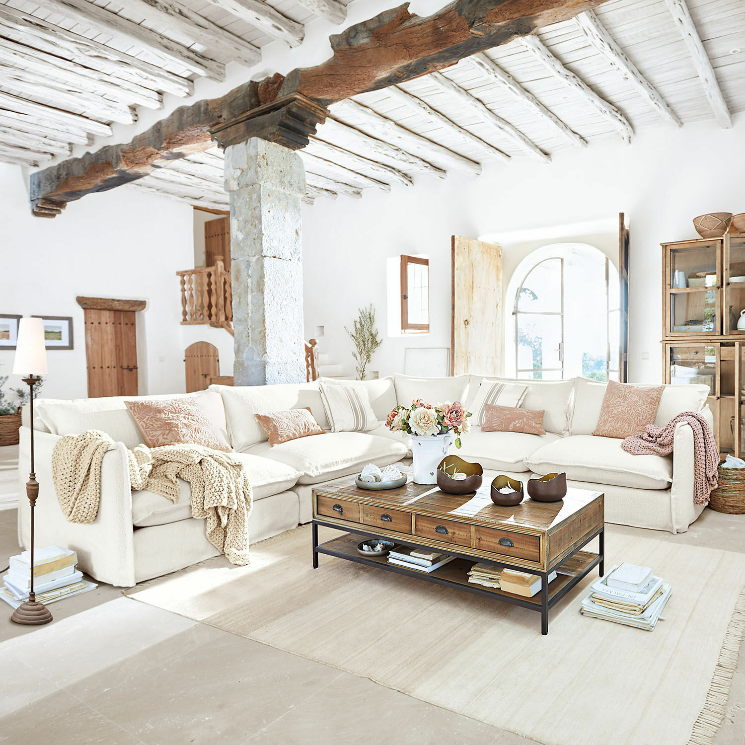 Divano Illingworth Ampio soggiorno con divano ad angolo crema e tavolino in legno rustico luminoso