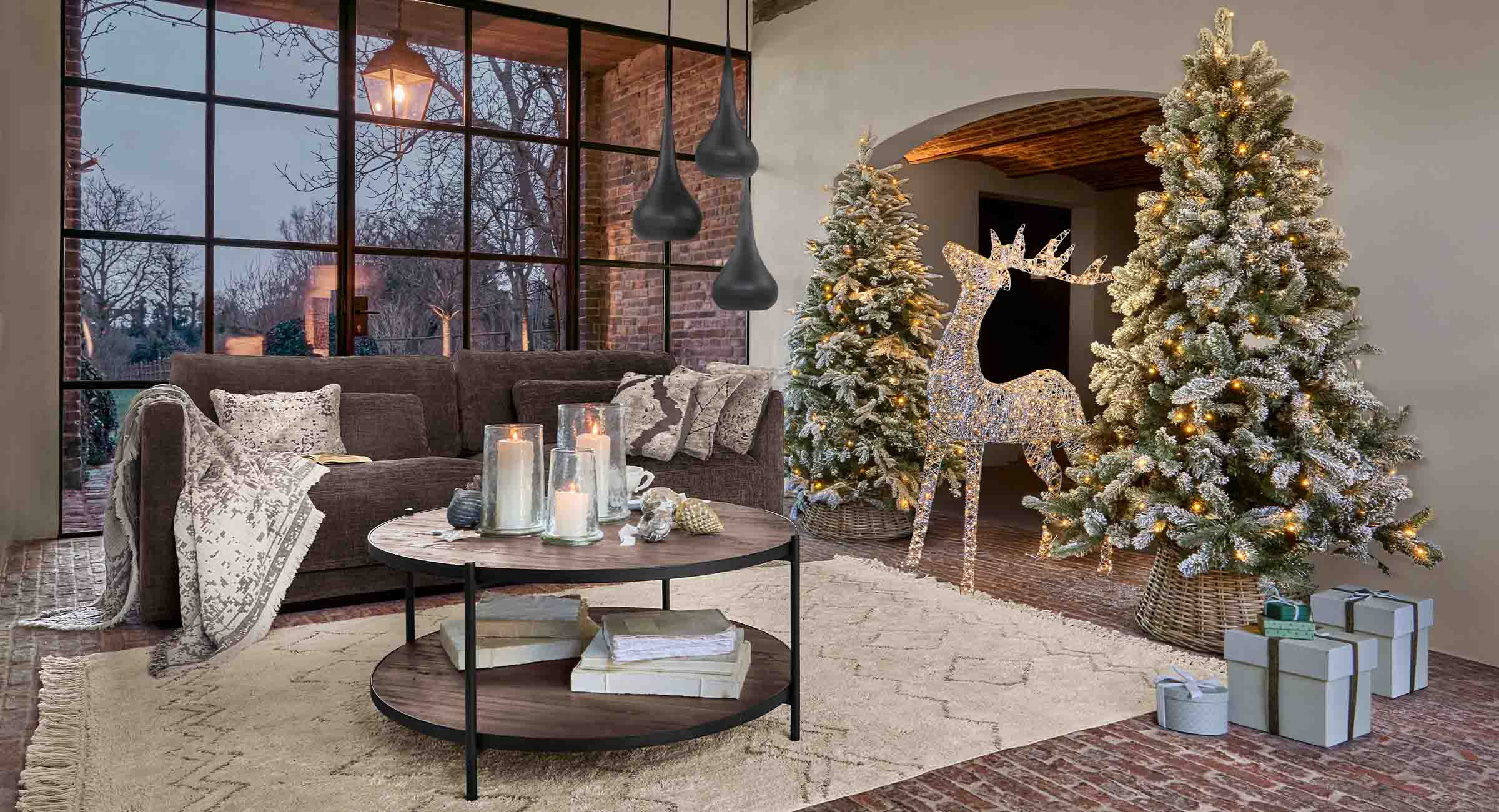 Soggiorno accogliente con divano marrone, alberi di Natale illuminati e renna decorativa LED