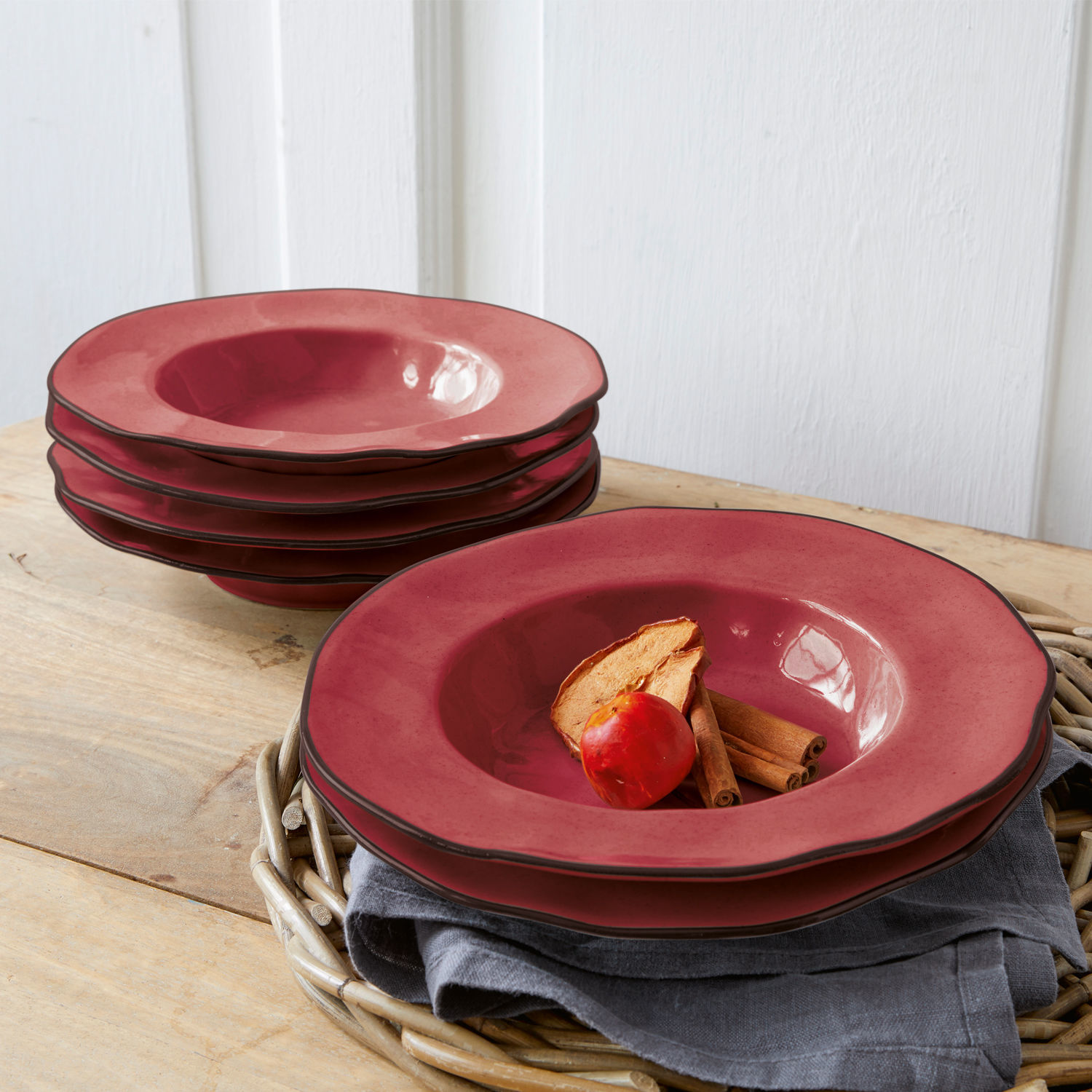 Servizio di 6 piatti fondi Biarré Set di piatti fondi in ceramica rossa su tavolo in legno con decorazione di spezie