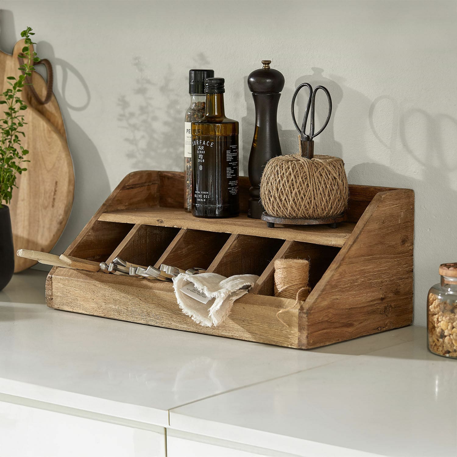 Portaposate Ursélie Organizzatore da cucina in legno con scomparti e spezie su piano bianco, colore legno naturale