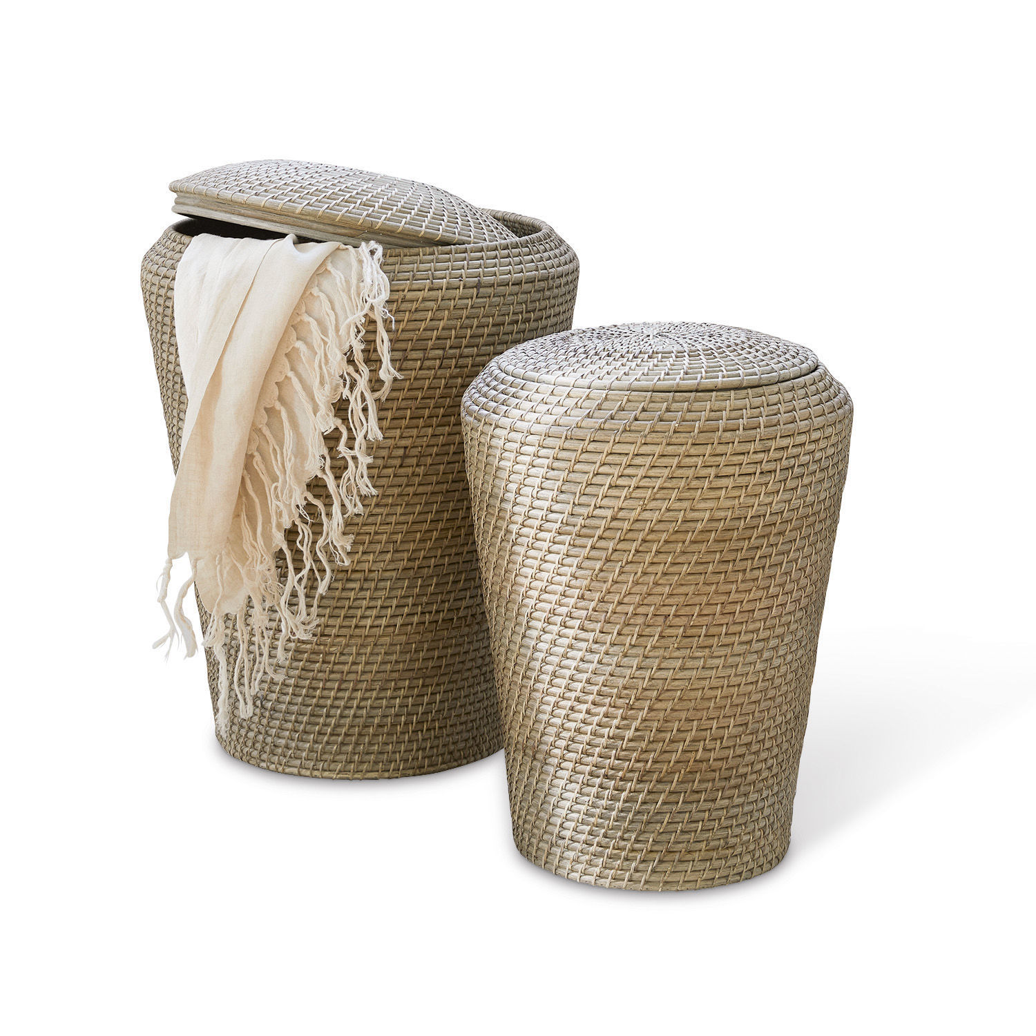 Coppia di cesti portabiancheria Nora Set di due cesti in rattan beige con coperchi, ideali per conservare e decorare gli interni