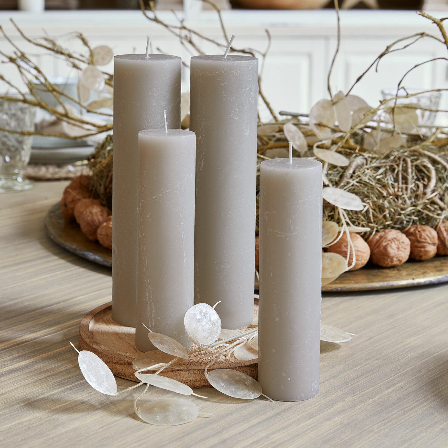 Set di 4 candele Avinal Set di quattro candele grigie in cera su base in legno, decorazione naturale per tavolo